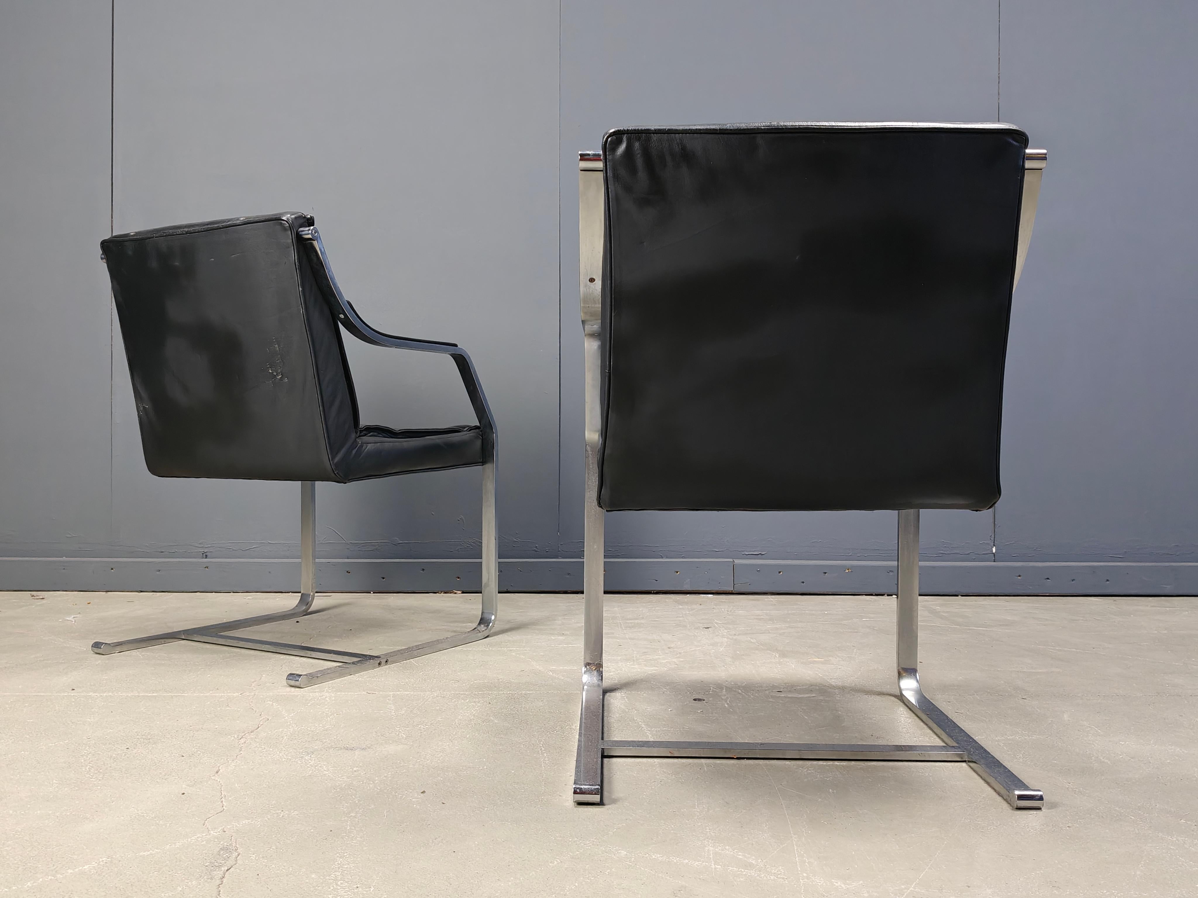 Ensemble de 6 fauteuils en porte-à-faux avec structure en cuir et en acier, conçus par Rudolf Glatzel pour Knoll Art Collectional.

Magnifique cadre en acier au design intemporel avec un confortable padding en cuir noir. 

Chaises très lourdes et de