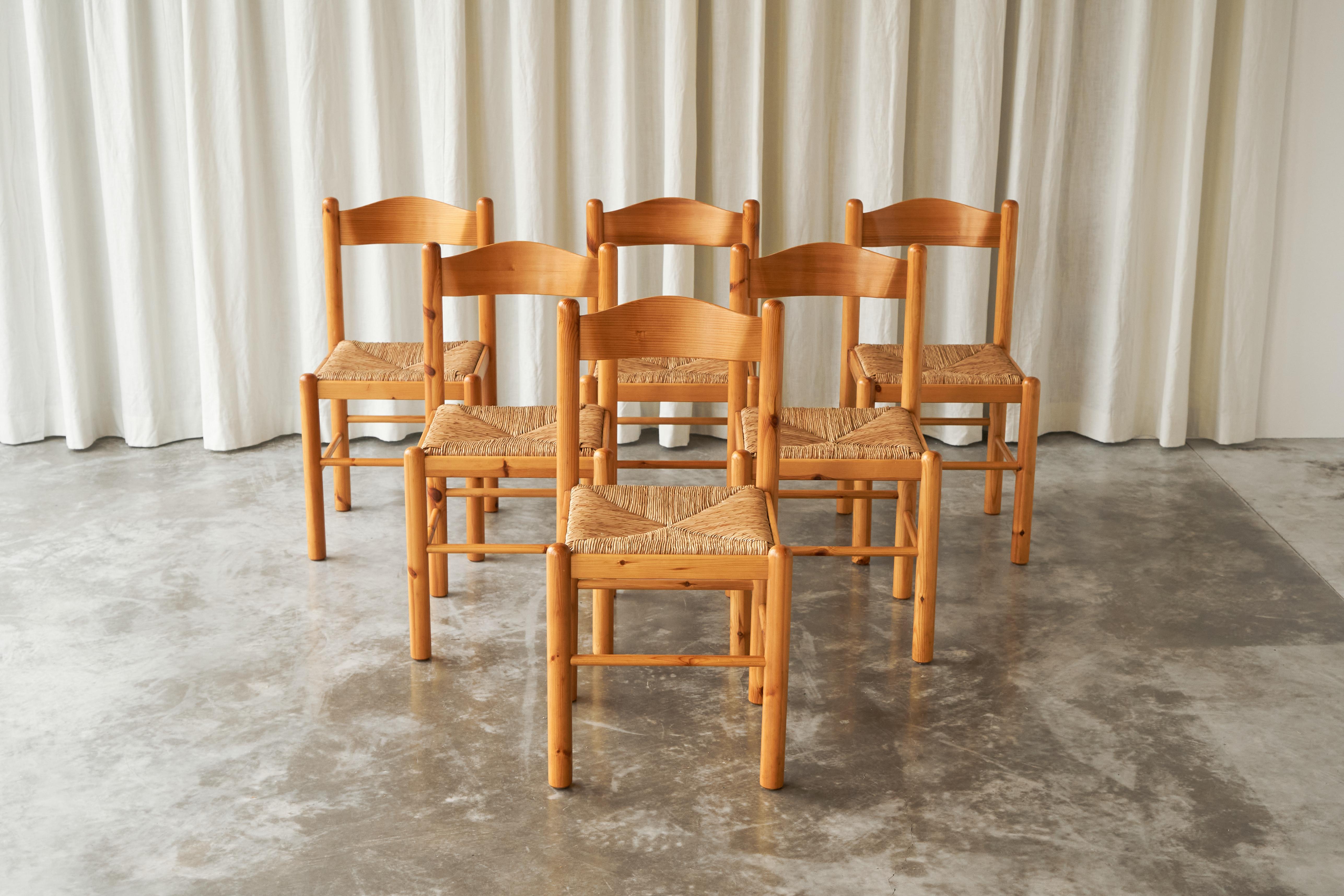 Mid-Century Modern Set of 6 Rustic Chalet Chic Chairs in Pine and Rush 1960s For Sale