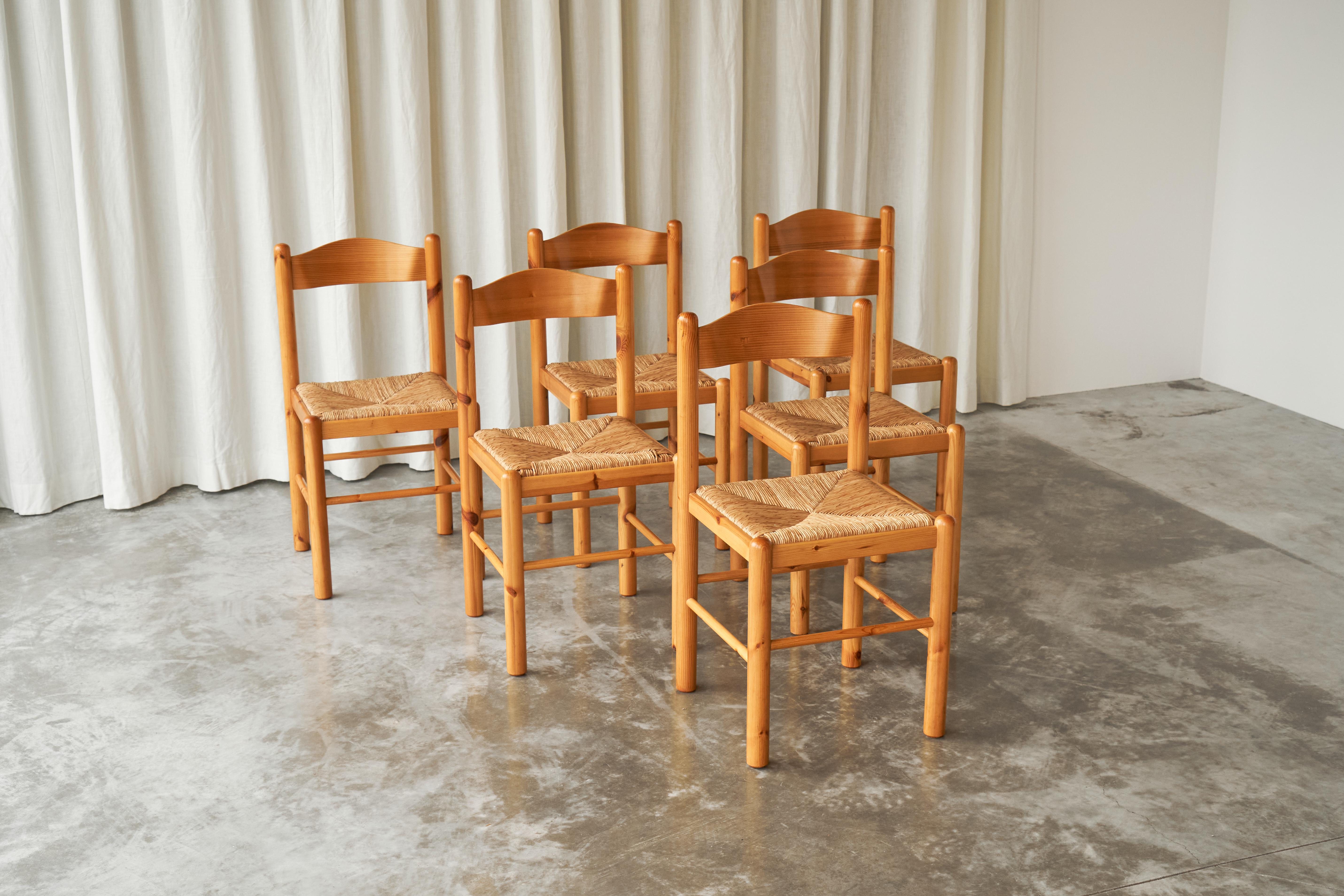 European Set of 6 Rustic Chalet Chic Chairs in Pine and Rush 1960s For Sale