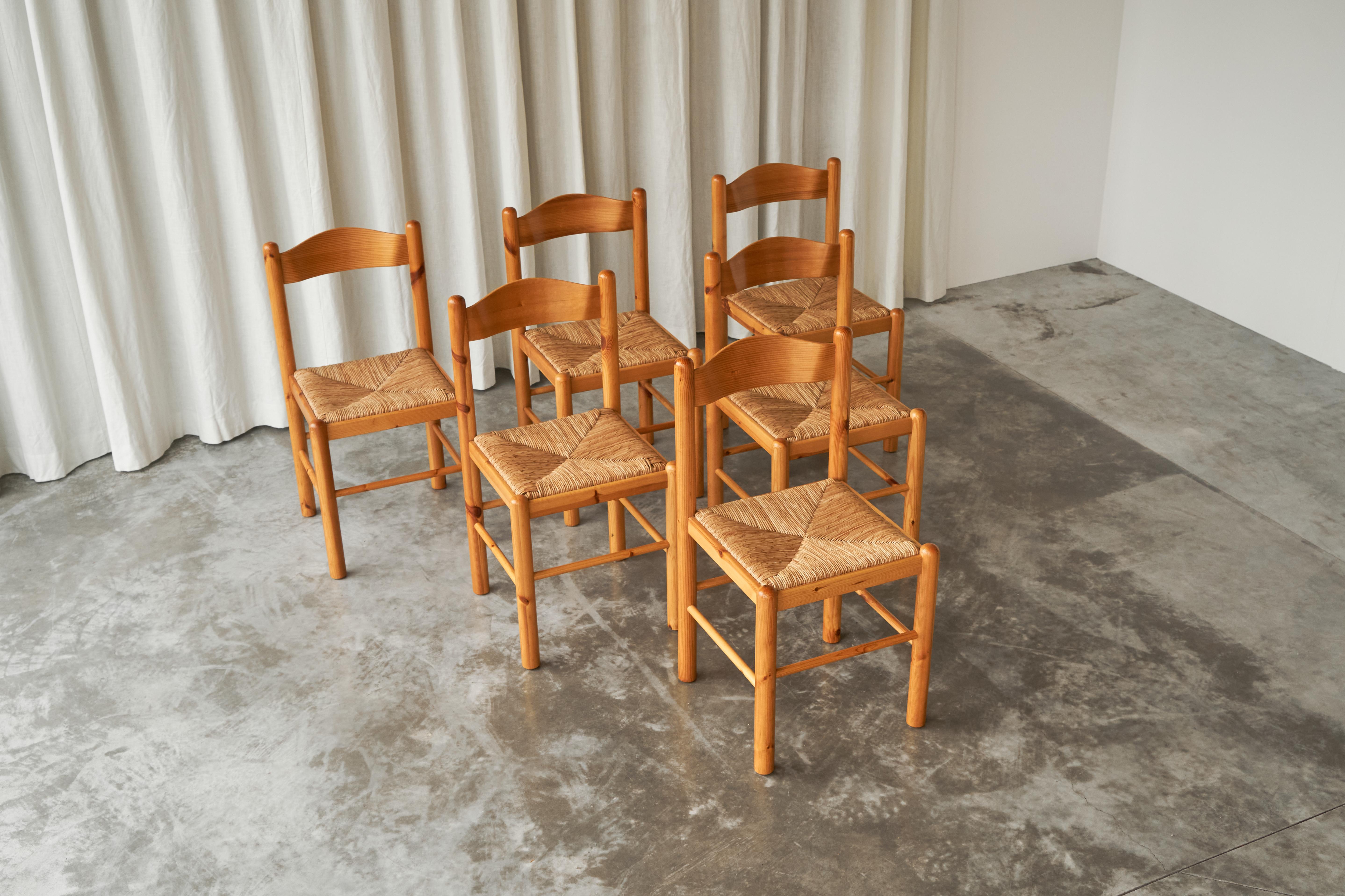 20ième siècle Ensemble de 6 chaises rustiques chic de style chalet en pin et jonc des années 1960 en vente