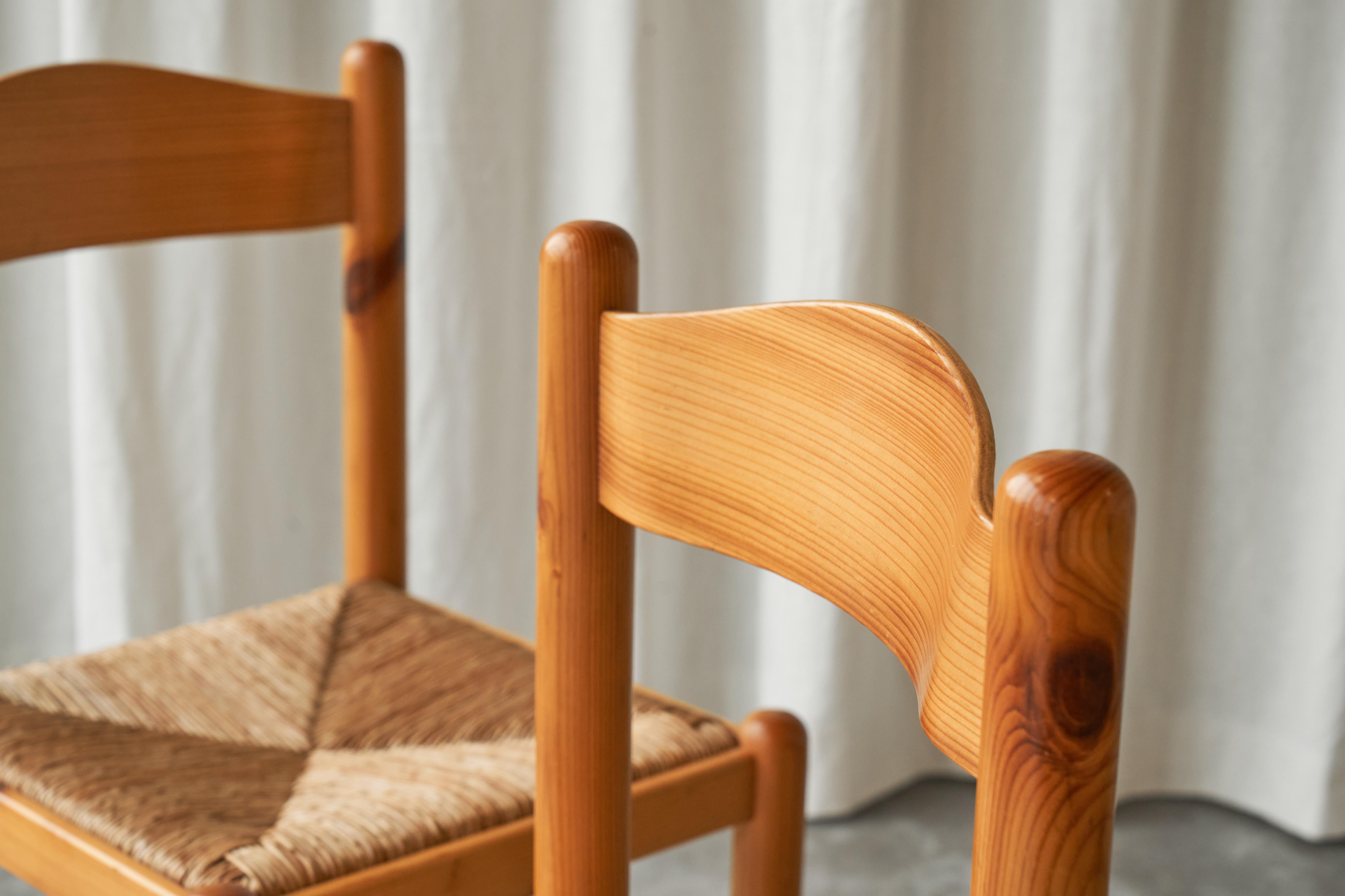 Bois Ensemble de 6 chaises rustiques chic de style chalet en pin et jonc des années 1960 en vente