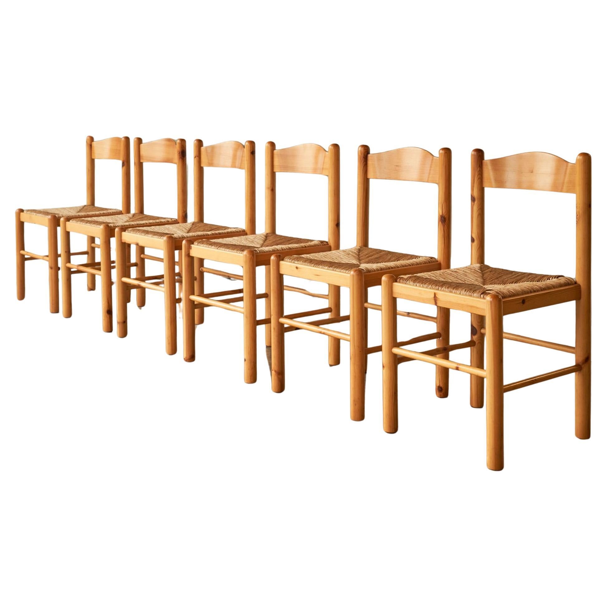 Ensemble de 6 chaises rustiques chic de style chalet en pin et jonc des années 1960 en vente