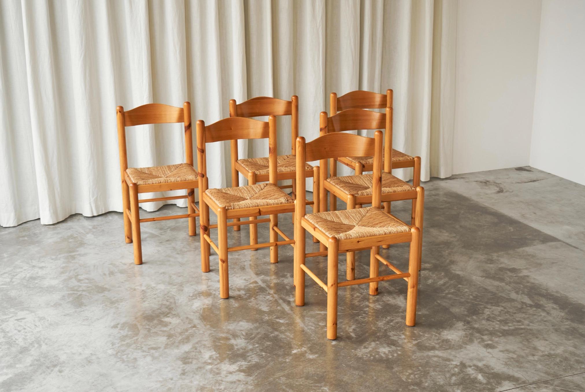Satz von 6 rustikalen Chalet-Chic-Stühlen aus Kiefernholz und Binsen, 1970er Jahre (20. Jahrhundert) im Angebot