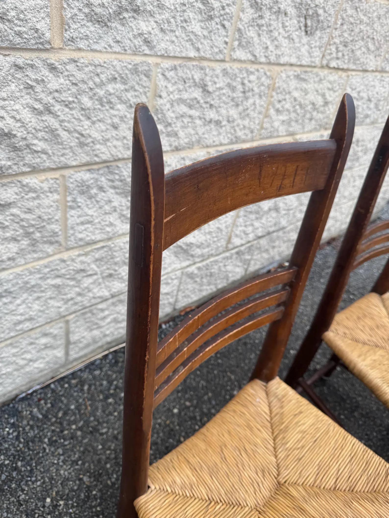 Set of 6 Rustic Vintage Ladder Back and Rush Seat Dining Chairs im Angebot 4
