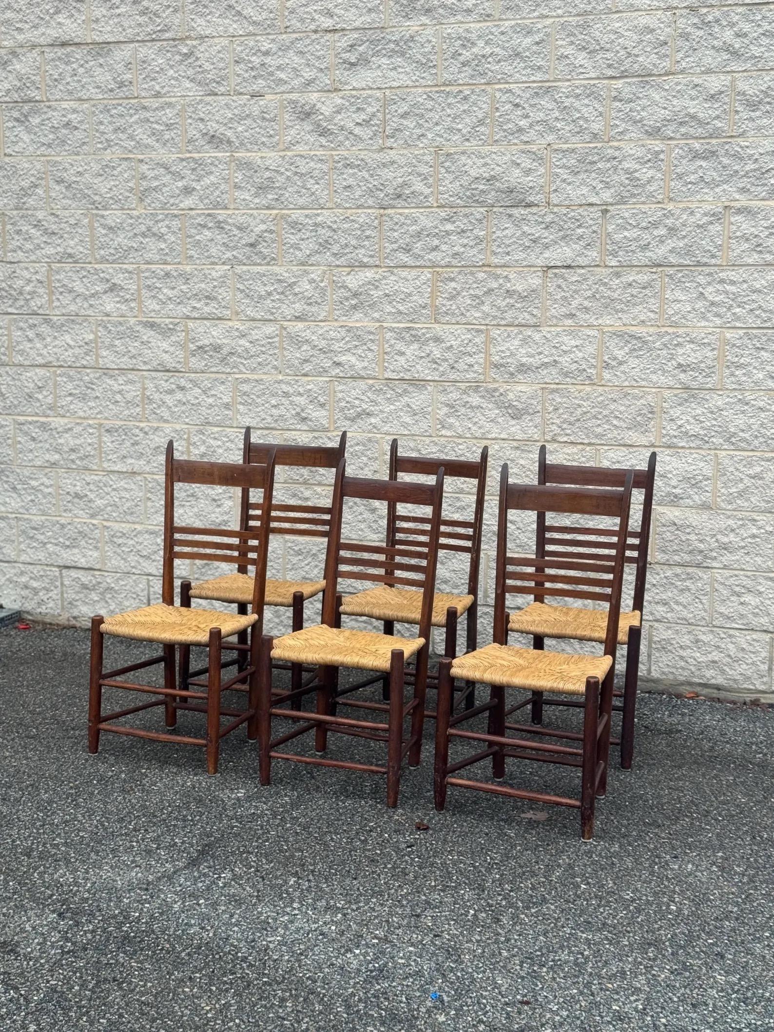 Set of 6 Rustic Vintage Ladder Back and Rush Seat Dining Chairs (Rustikal) im Angebot