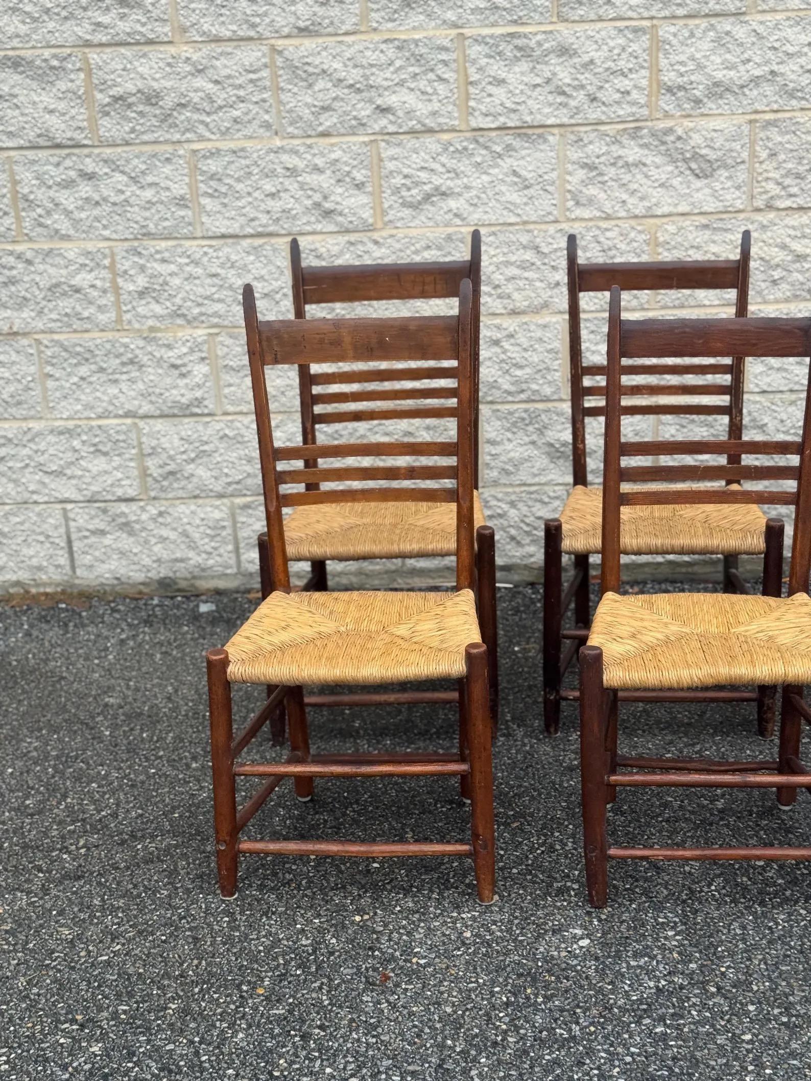 Set of 6 Rustic Vintage Ladder Back and Rush Seat Dining Chairs (Unbekannt) im Angebot