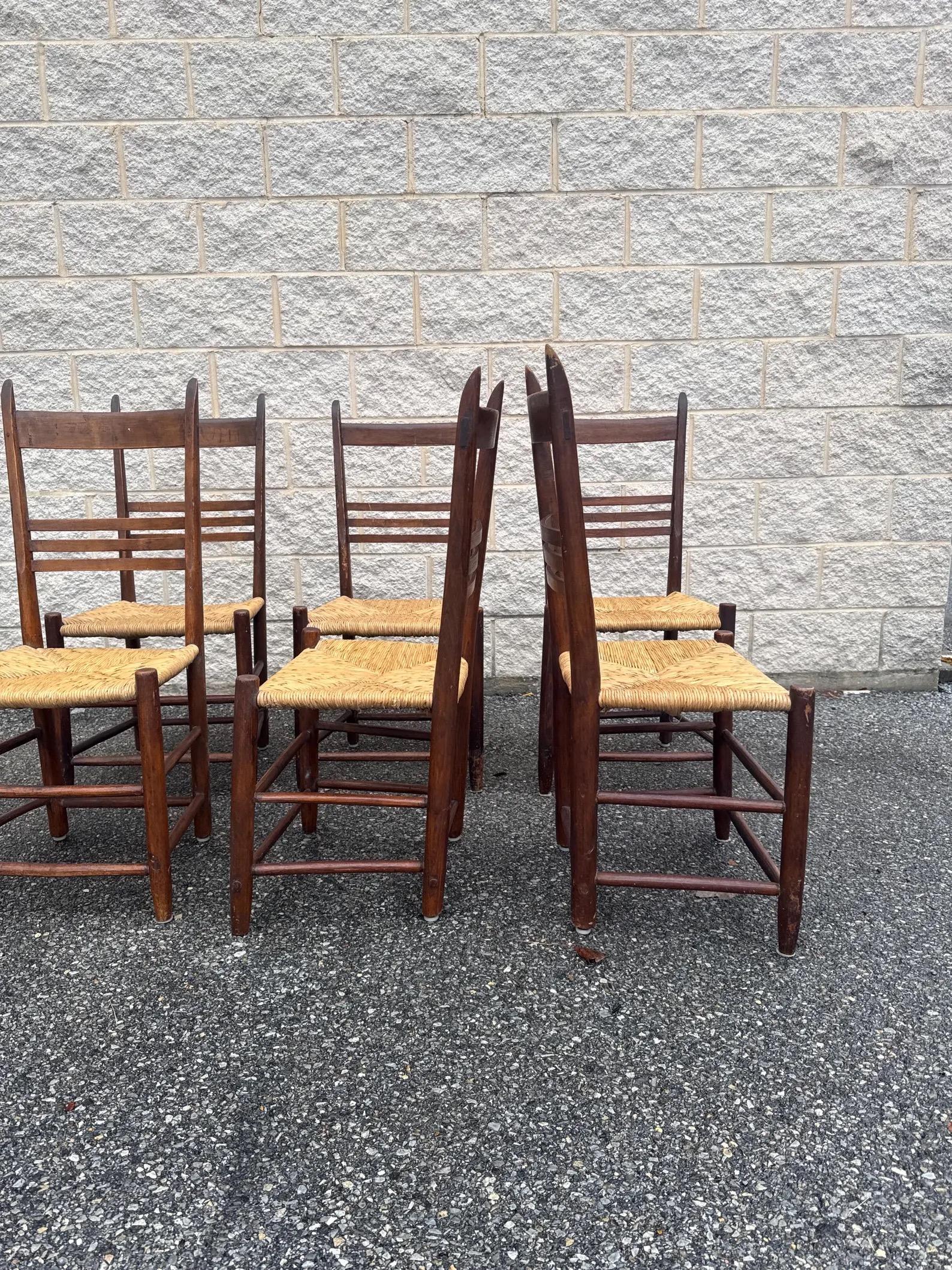 Set of 6 Rustic Vintage Ladder Back and Rush Seat Dining Chairs im Zustand „Gut“ im Angebot in Elkton, MD