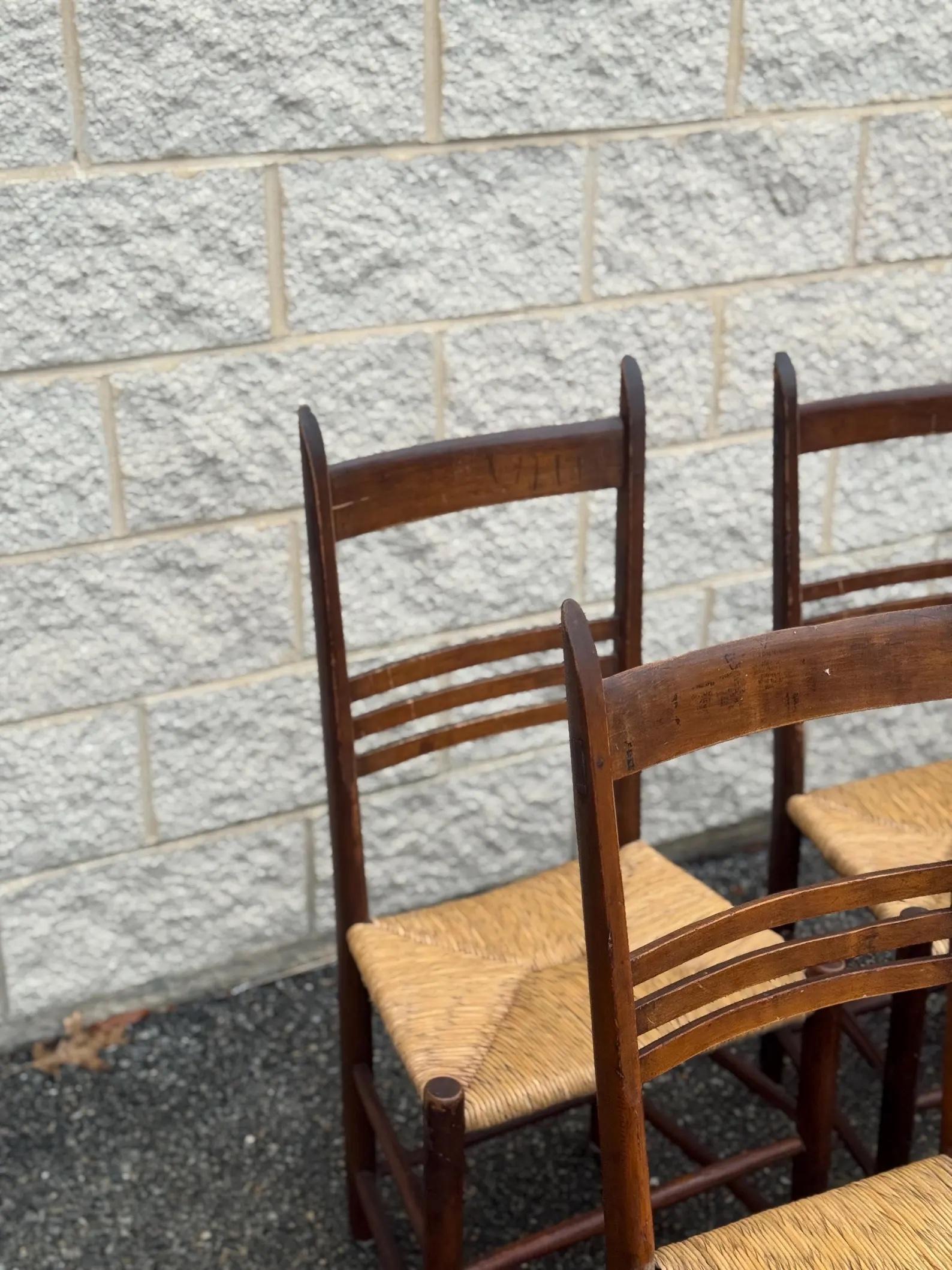 Set of 6 Rustic Vintage Ladder Back and Rush Seat Dining Chairs (20. Jahrhundert) im Angebot