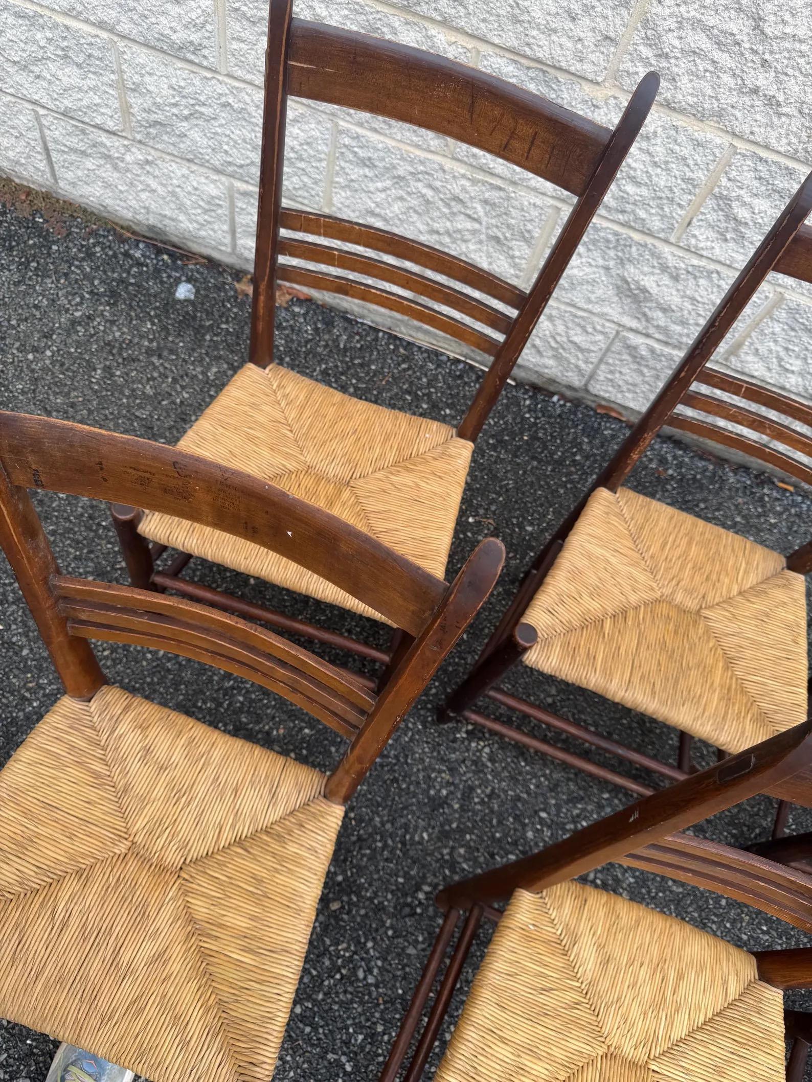 Set of 6 Rustic Vintage Ladder Back and Rush Seat Dining Chairs (Binse) im Angebot