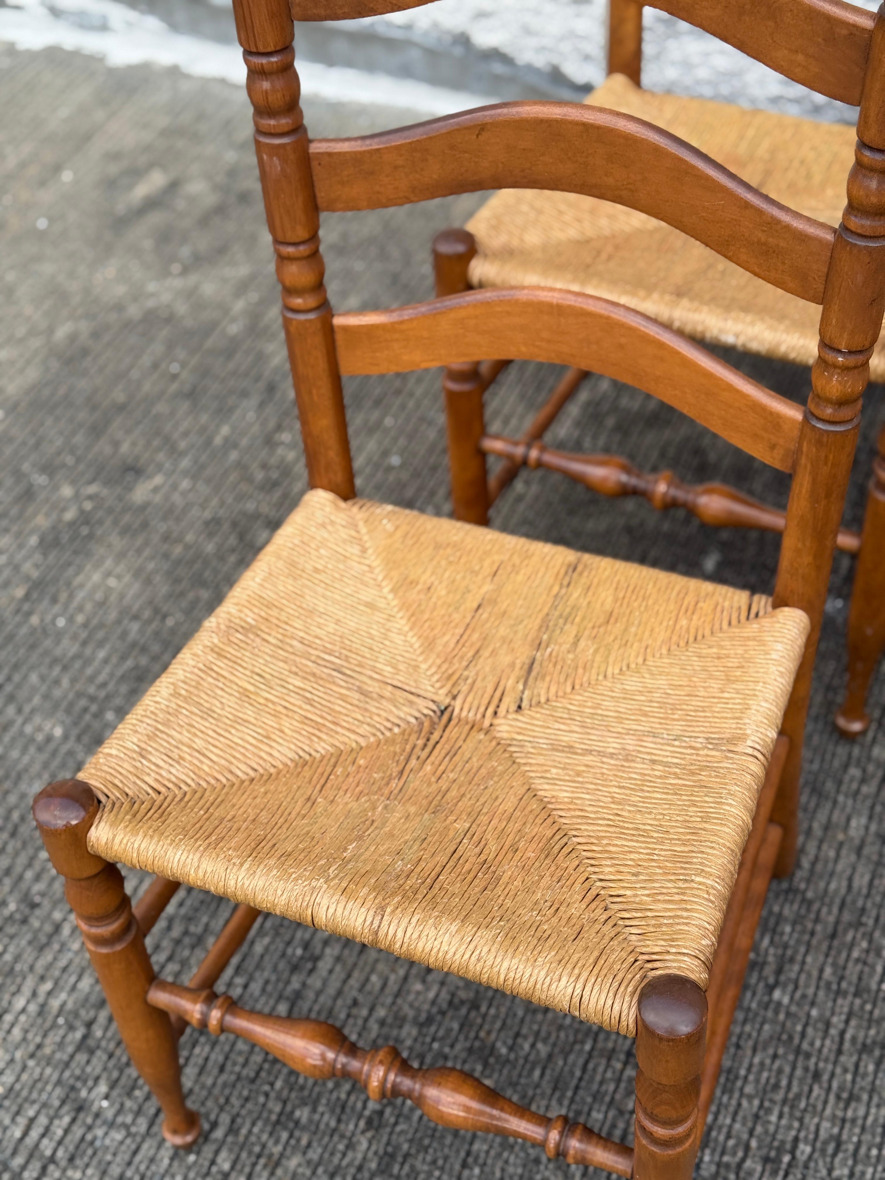 Set di 6 sedie da pranzo rustiche in noce vintage con schienale a scaletta e seduta in giunco in vendita 3