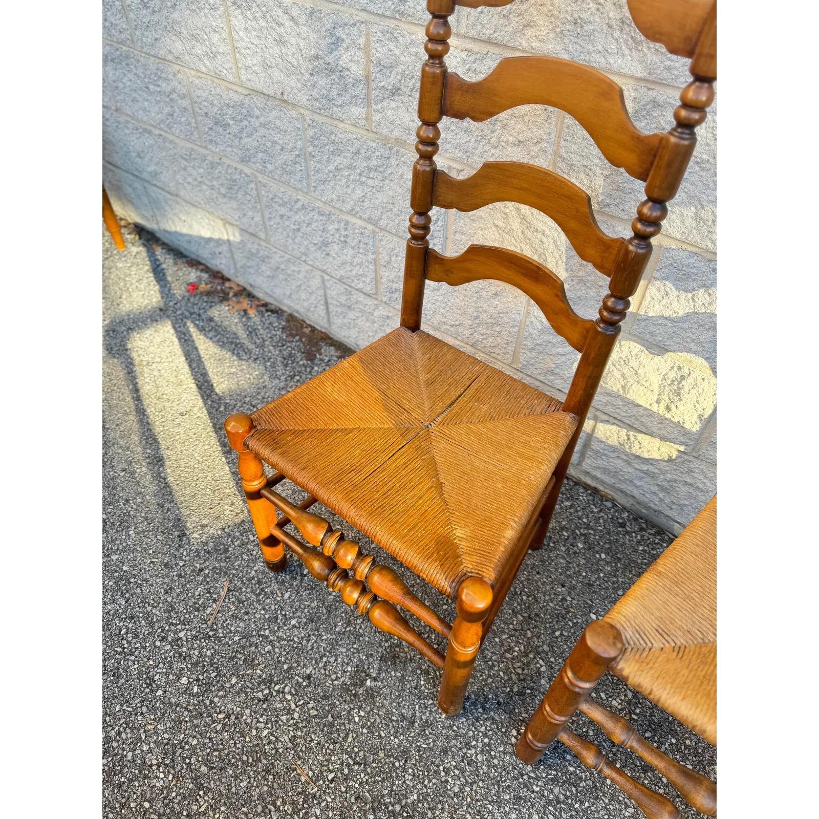 Set di 6 sedie da pranzo rustiche in noce vintage con schienale a scaletta e seduta in giunco in vendita 3