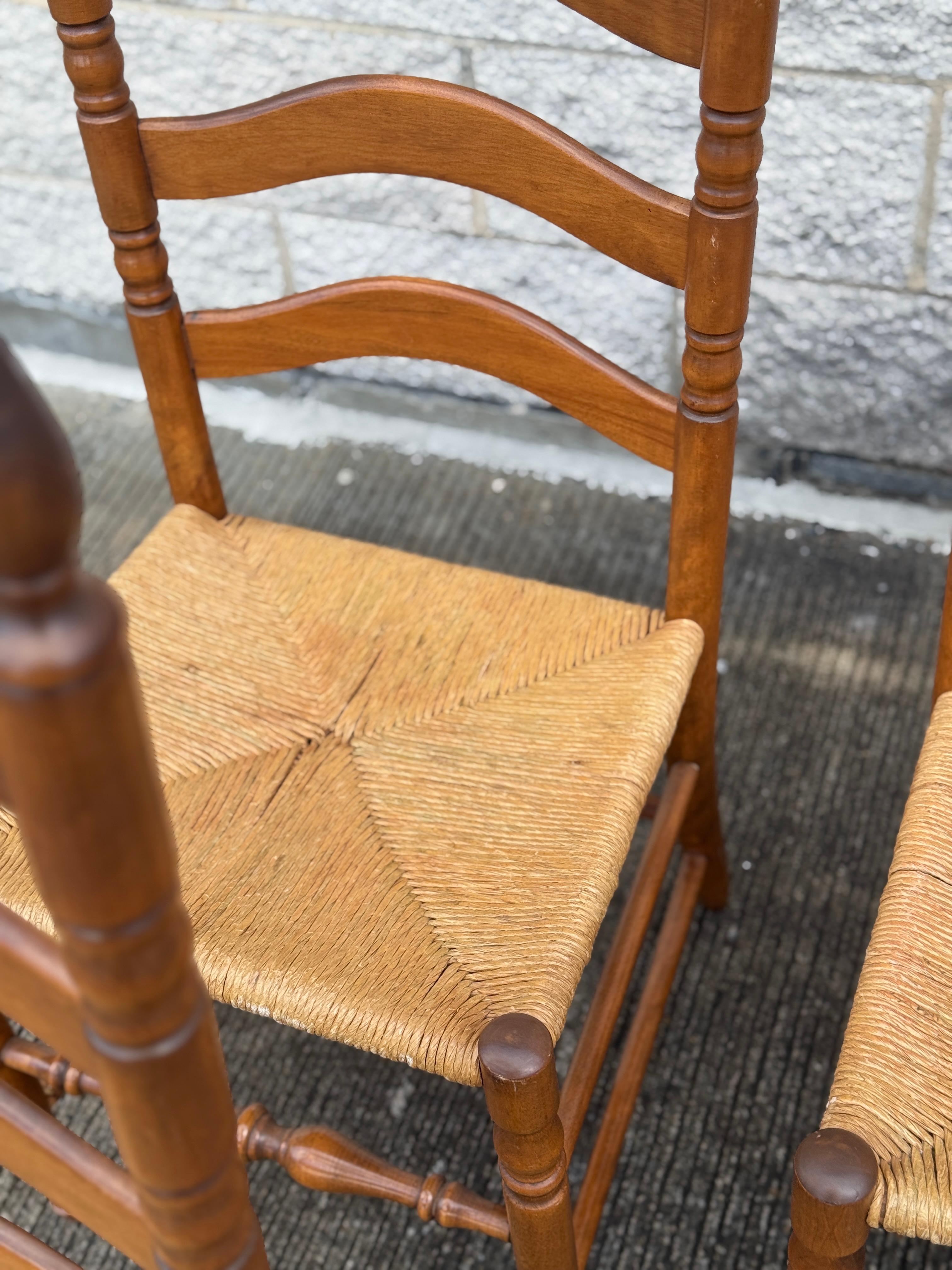 Set di 6 sedie da pranzo rustiche in noce vintage con schienale a scaletta e seduta in giunco in vendita 4