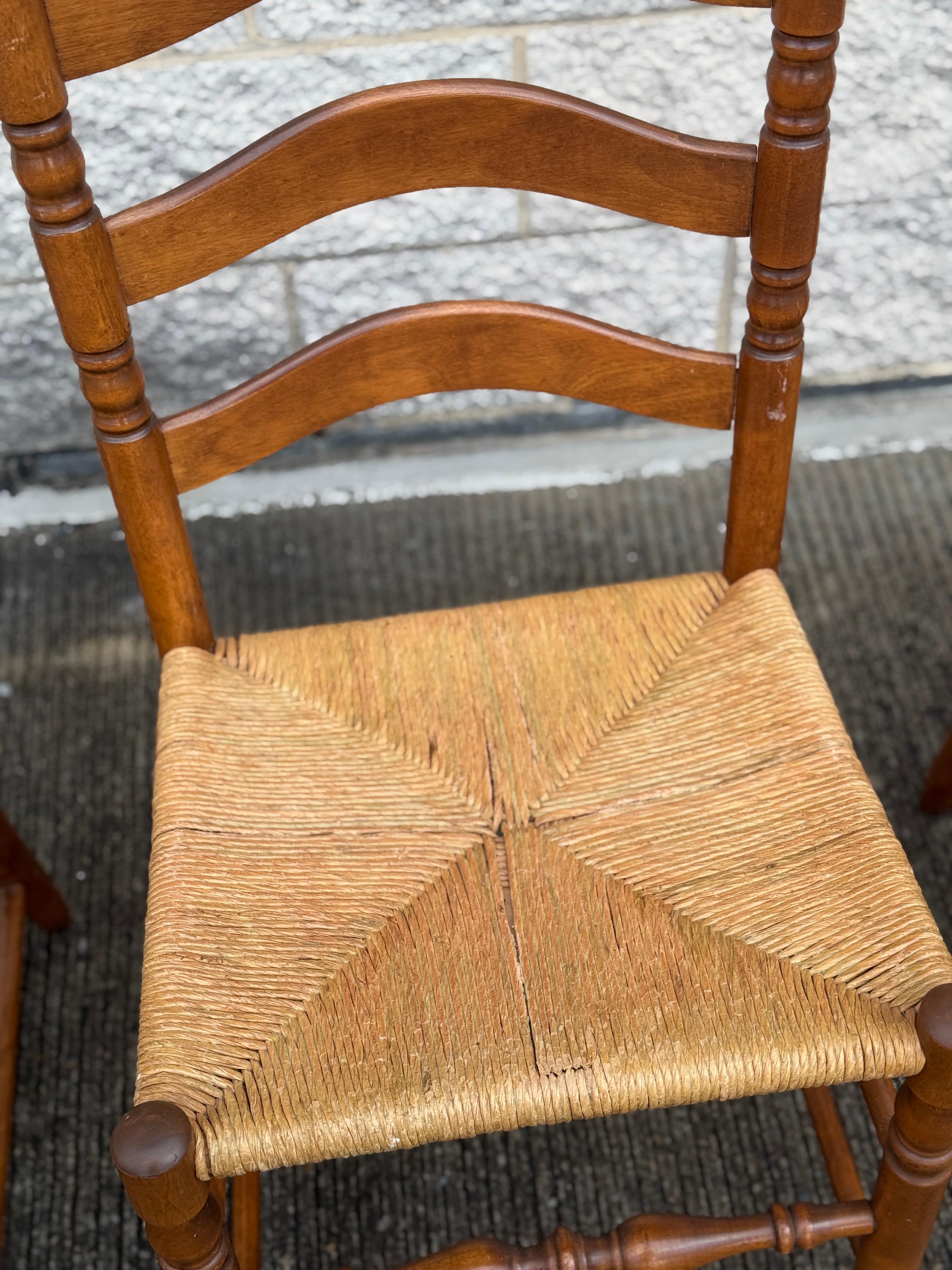 Set di 6 sedie da pranzo rustiche in noce vintage con schienale a scaletta e seduta in giunco in vendita 5