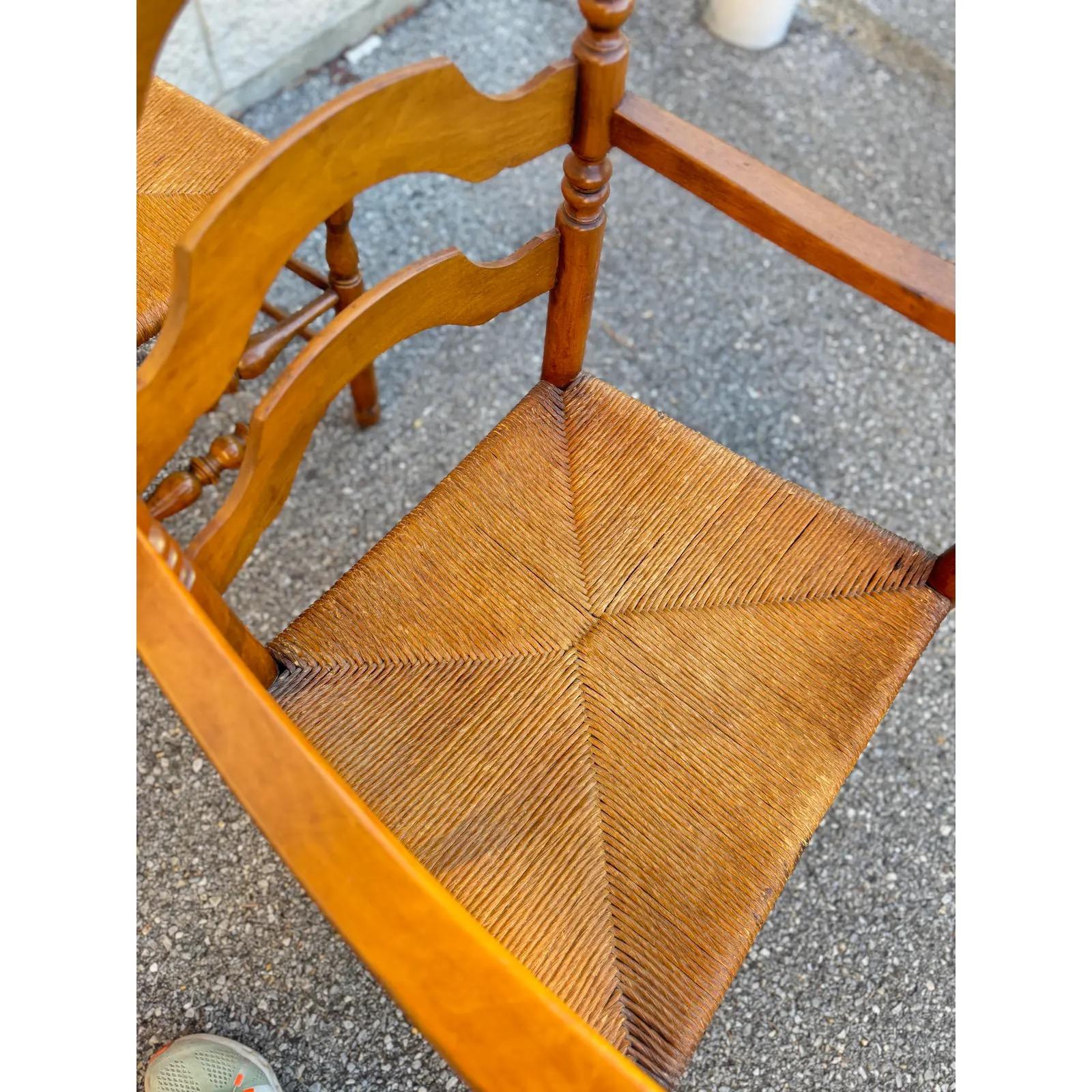 Set di 6 sedie da pranzo rustiche in noce vintage con schienale a scaletta e seduta in giunco in vendita 5