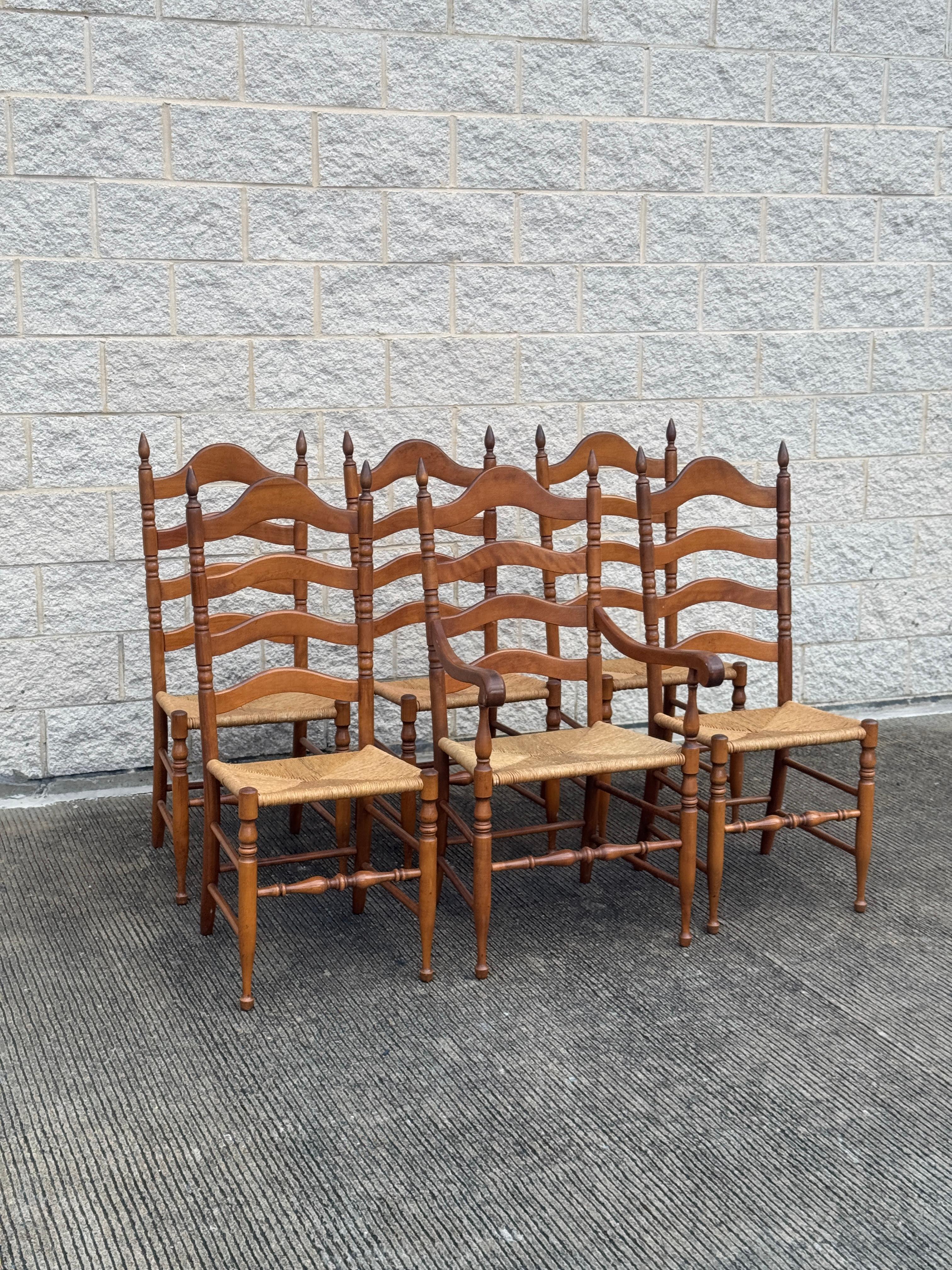Un set di 6 incantevoli sedie da pranzo con sedili in giunco. Queste sedie hanno lo schienale a scaletta. Sono realizzati meticolosamente a mano e presentano uno stile semplice ma elegante. 

