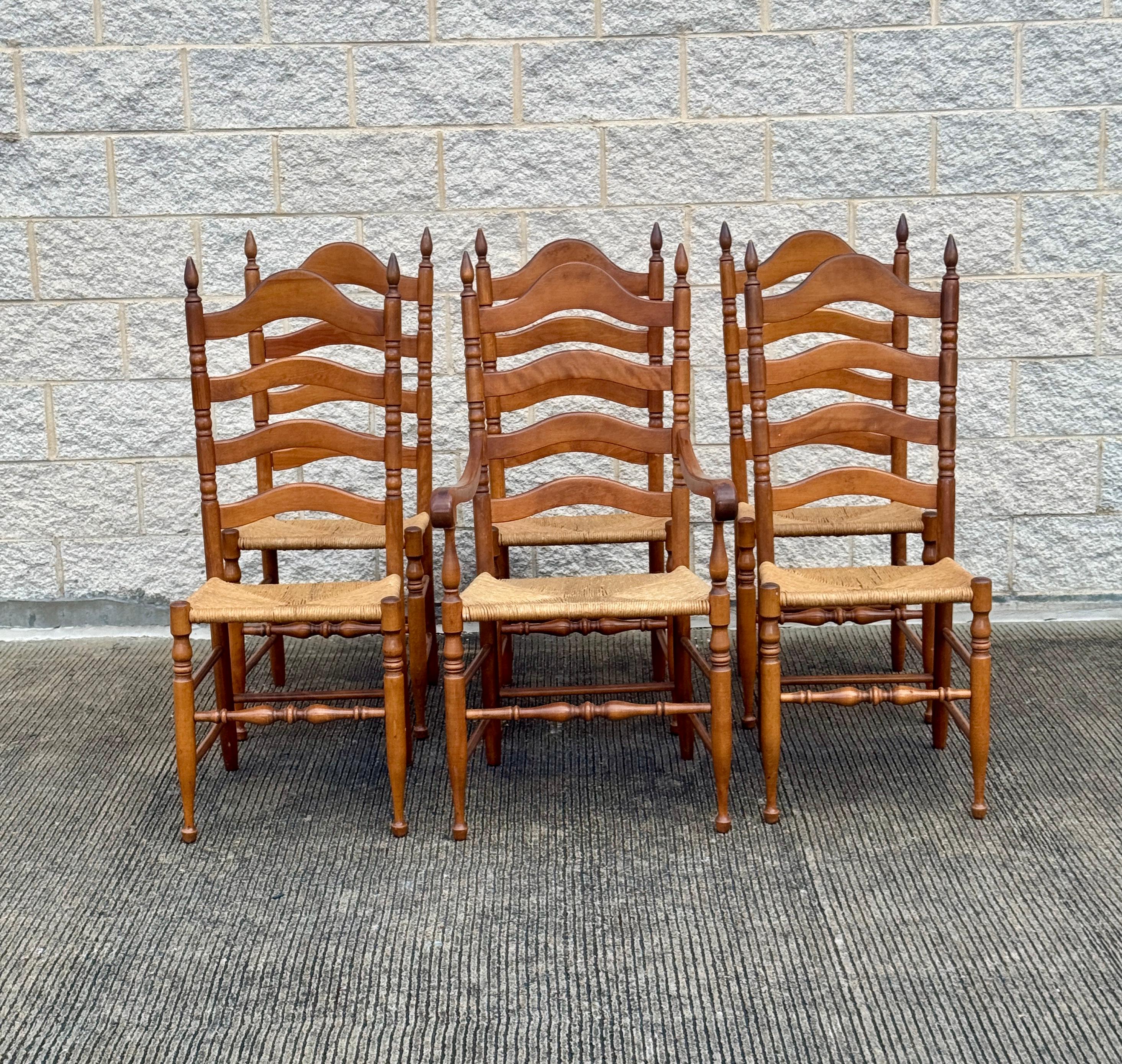 Rustico Set di 6 sedie da pranzo rustiche in noce vintage con schienale a scaletta e seduta in giunco in vendita