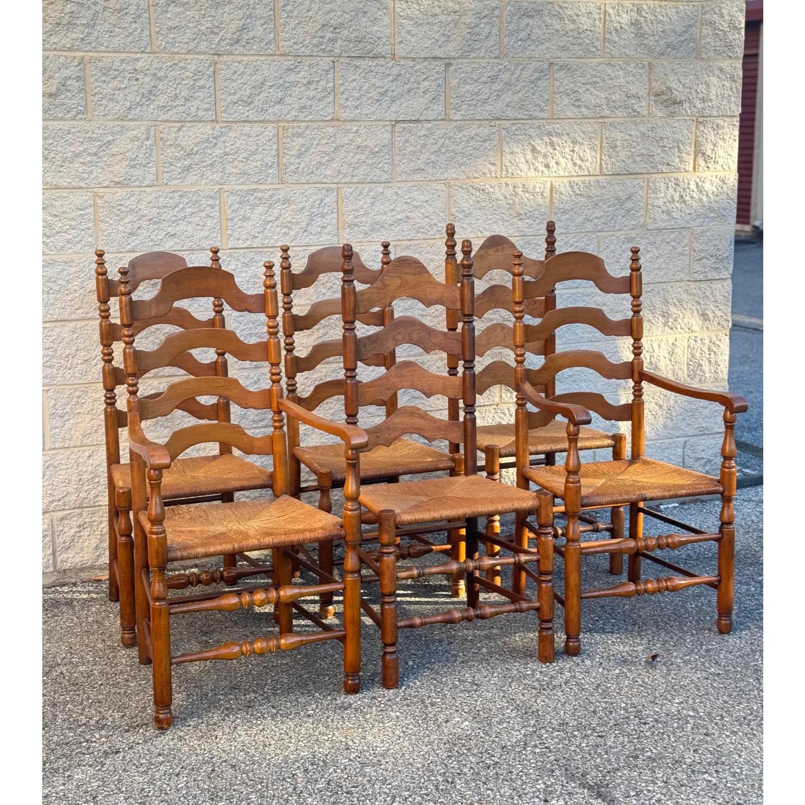 Rustico Set di 6 sedie da pranzo rustiche in noce vintage con schienale a scaletta e seduta in giunco in vendita