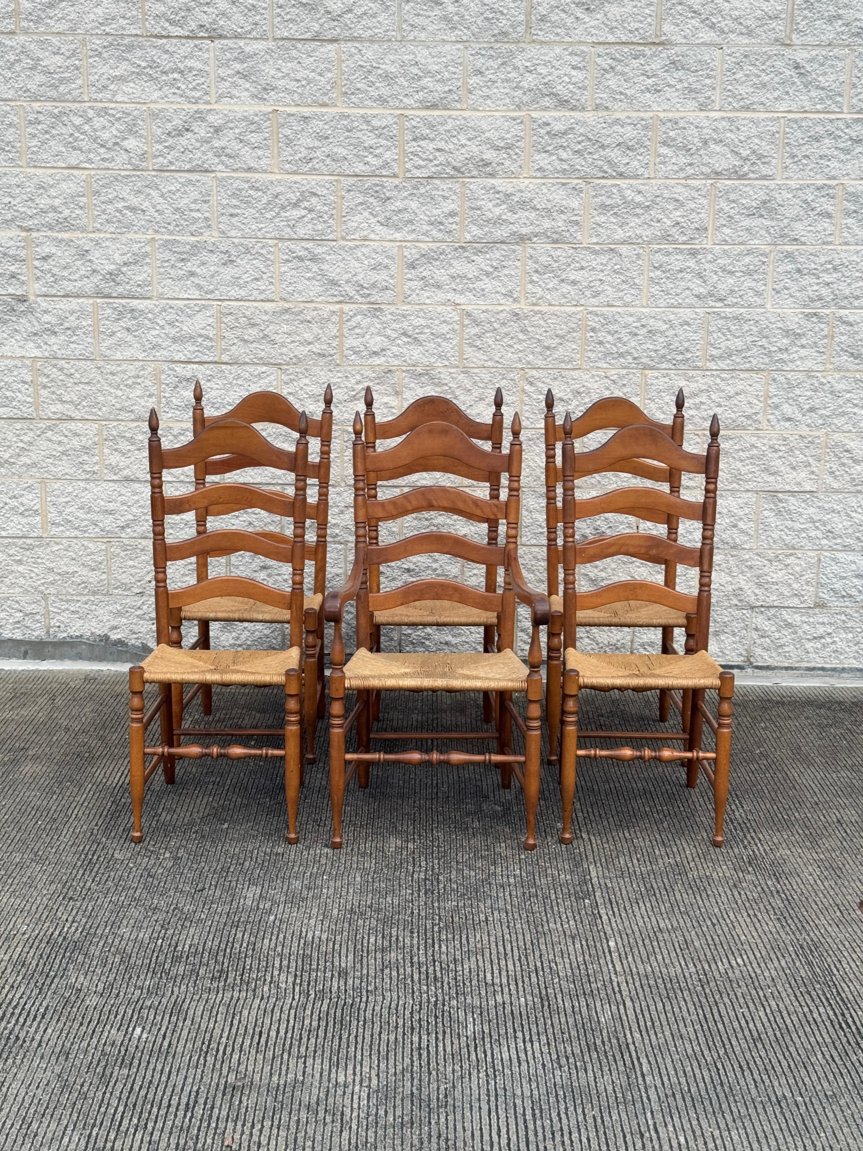 Sconosciuto Set di 6 sedie da pranzo rustiche in noce vintage con schienale a scaletta e seduta in giunco in vendita