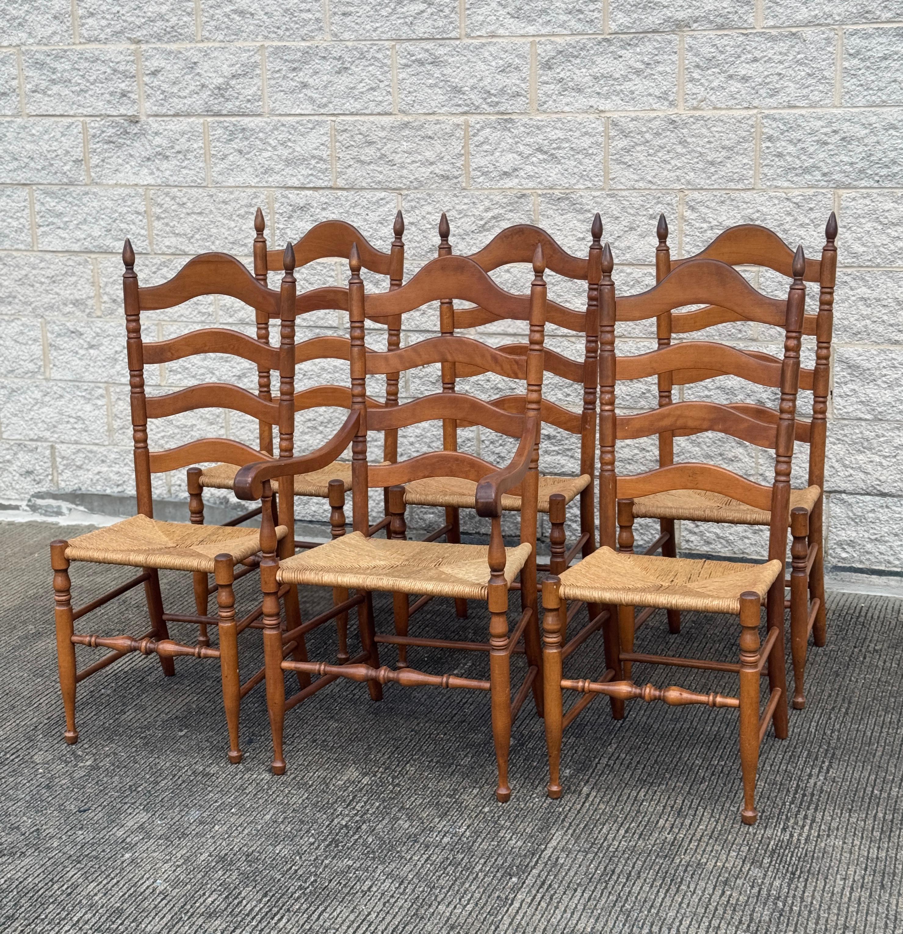 Set di 6 sedie da pranzo rustiche in noce vintage con schienale a scaletta e seduta in giunco In condizioni buone in vendita a Elkton, MD