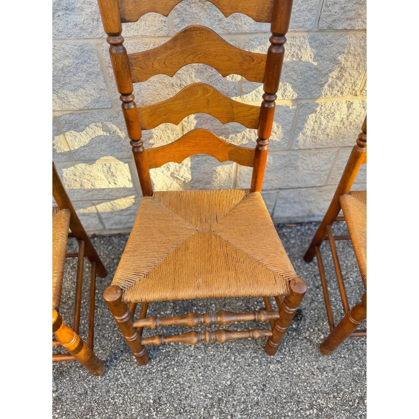 Set di 6 sedie da pranzo rustiche in noce vintage con schienale a scaletta e seduta in giunco In condizioni buone in vendita a Elkton, MD