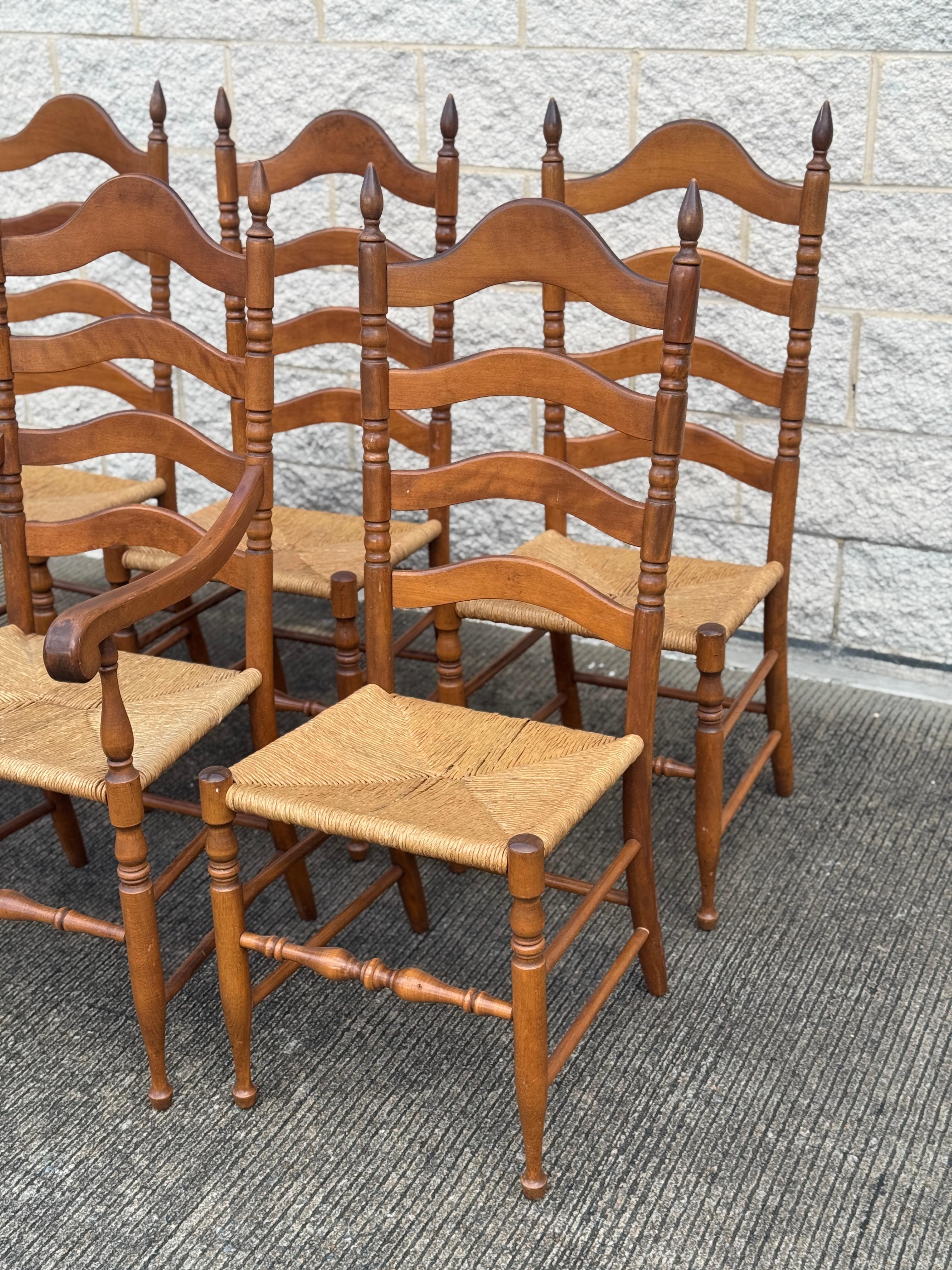 XX secolo Set di 6 sedie da pranzo rustiche in noce vintage con schienale a scaletta e seduta in giunco in vendita