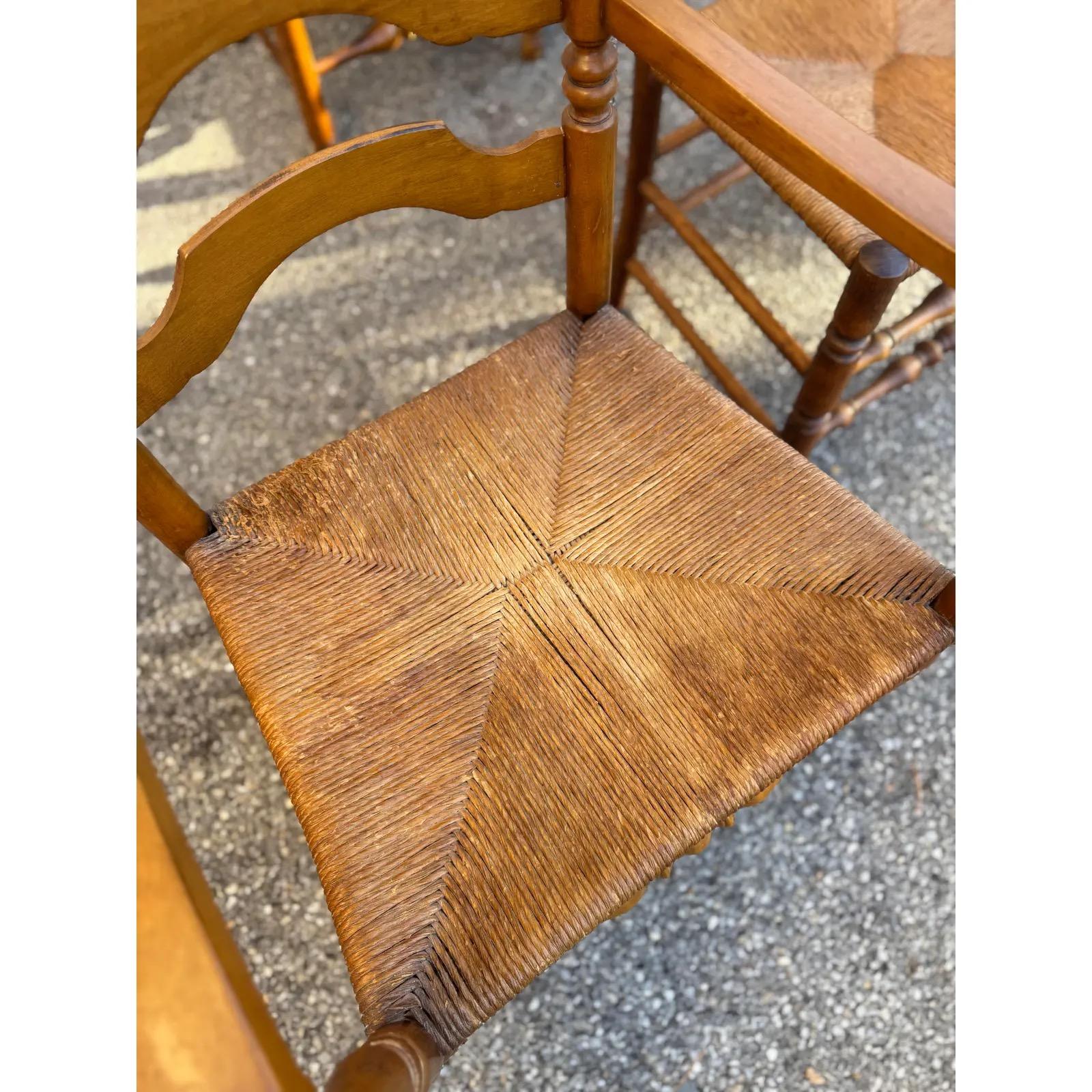 XX secolo Set di 6 sedie da pranzo rustiche in noce vintage con schienale a scaletta e seduta in giunco in vendita