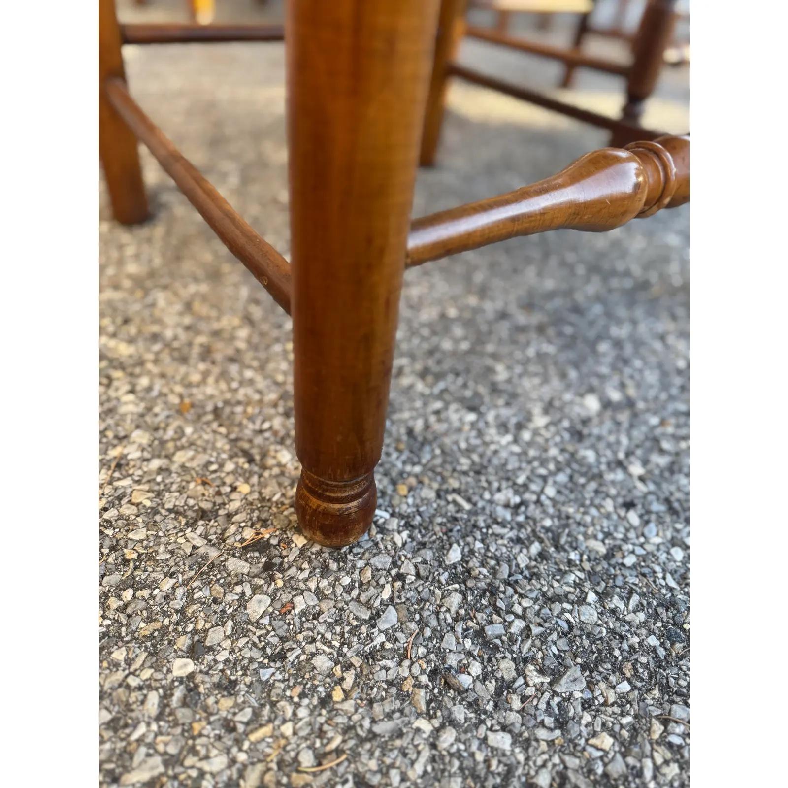 Giunco Set di 6 sedie da pranzo rustiche in noce vintage con schienale a scaletta e seduta in giunco in vendita