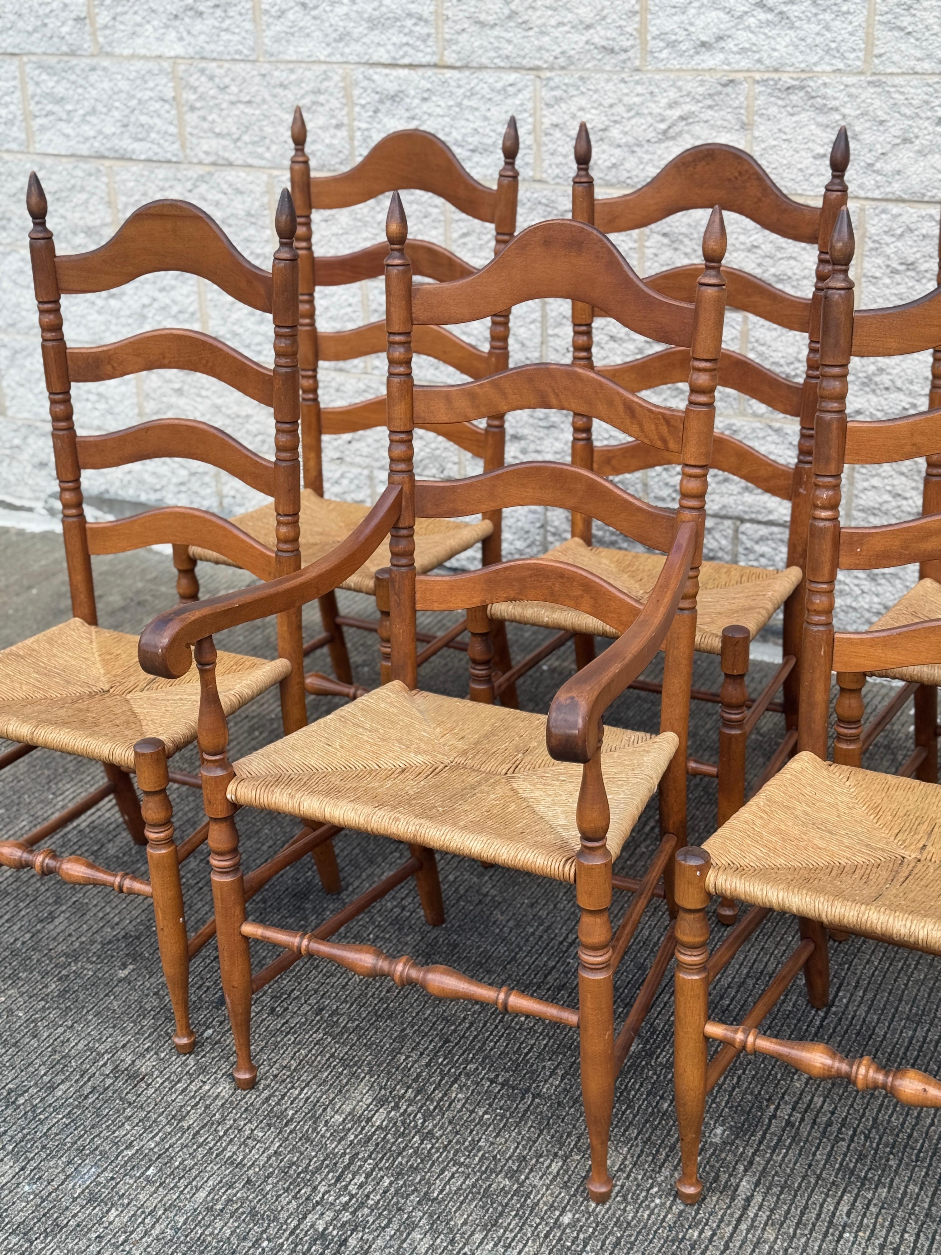 Set di 6 sedie da pranzo rustiche in noce vintage con schienale a scaletta e seduta in giunco in vendita 2