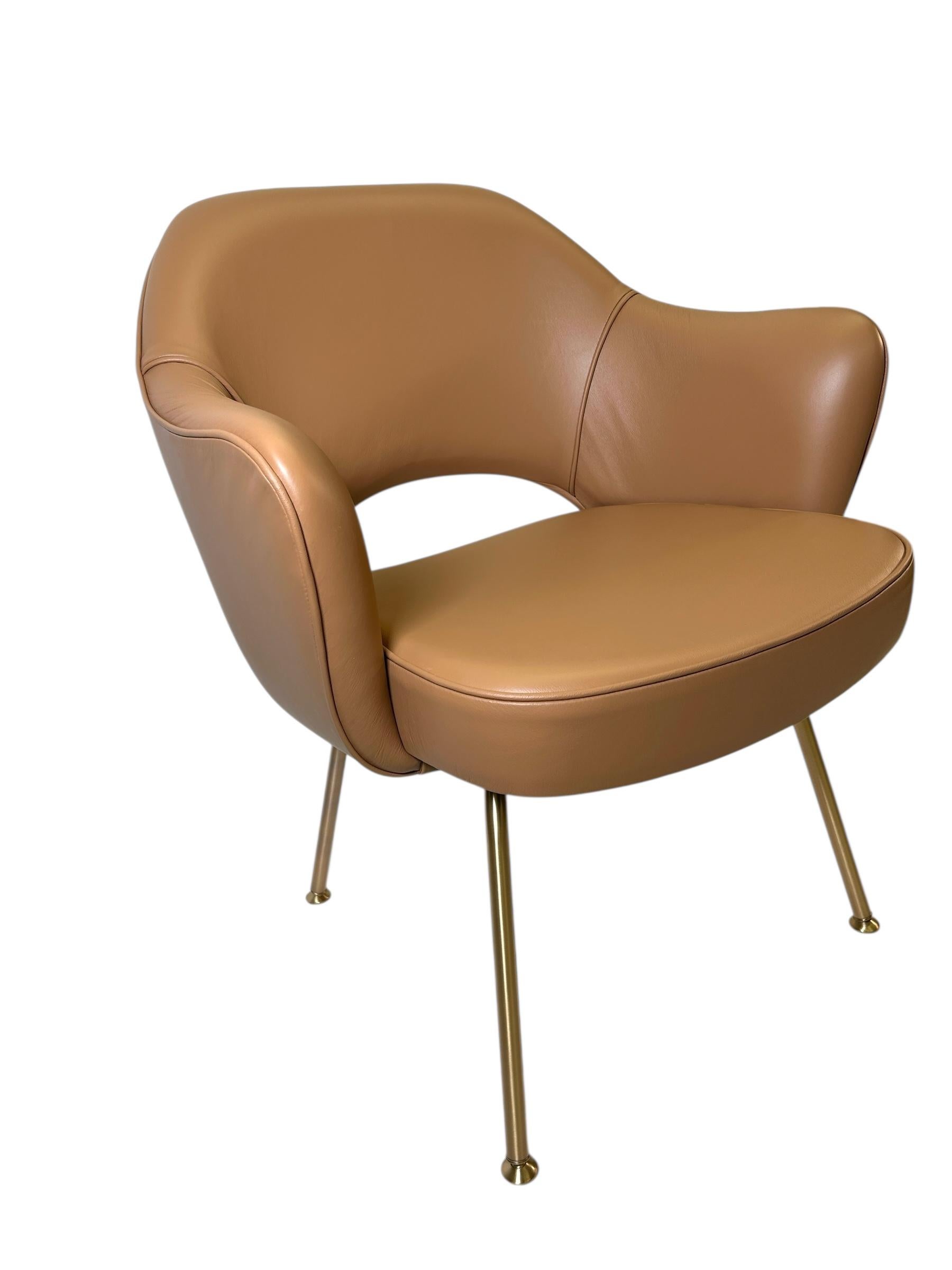 Set di 6 poltrone direzionali Saarinen in pelle italiana abbronzata con gambe tubolari dorate in vendita 2