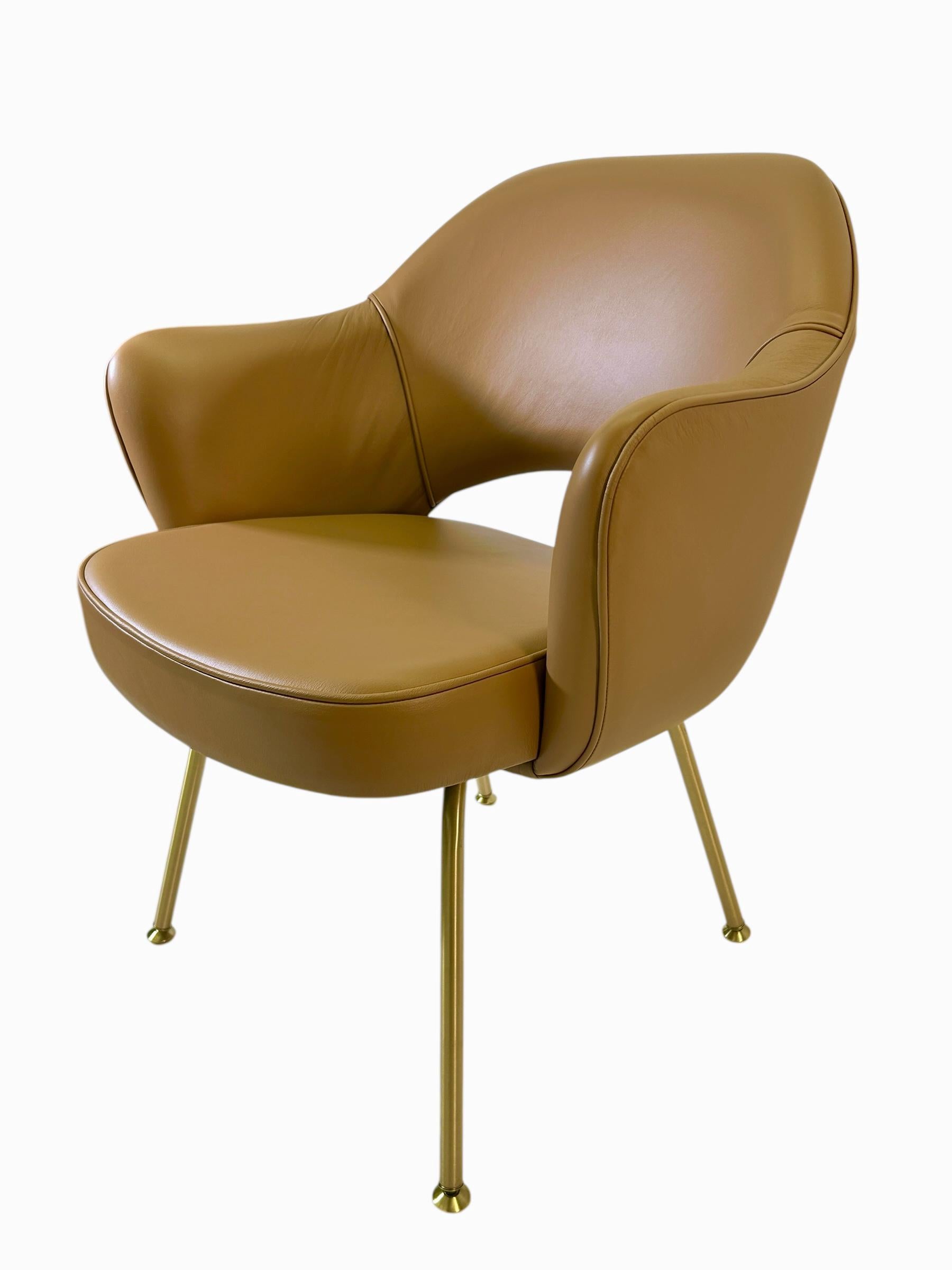 Un lussuoso set di autentiche poltrone Saarinen in pelle italiana Tan con gambe tubolari dorate. Questo set di 6 sedie è stato recentemente rivestito in ricca pelle italiana e rifinito con gambe tubolari dorate per un tocco di calore e magnificenza.