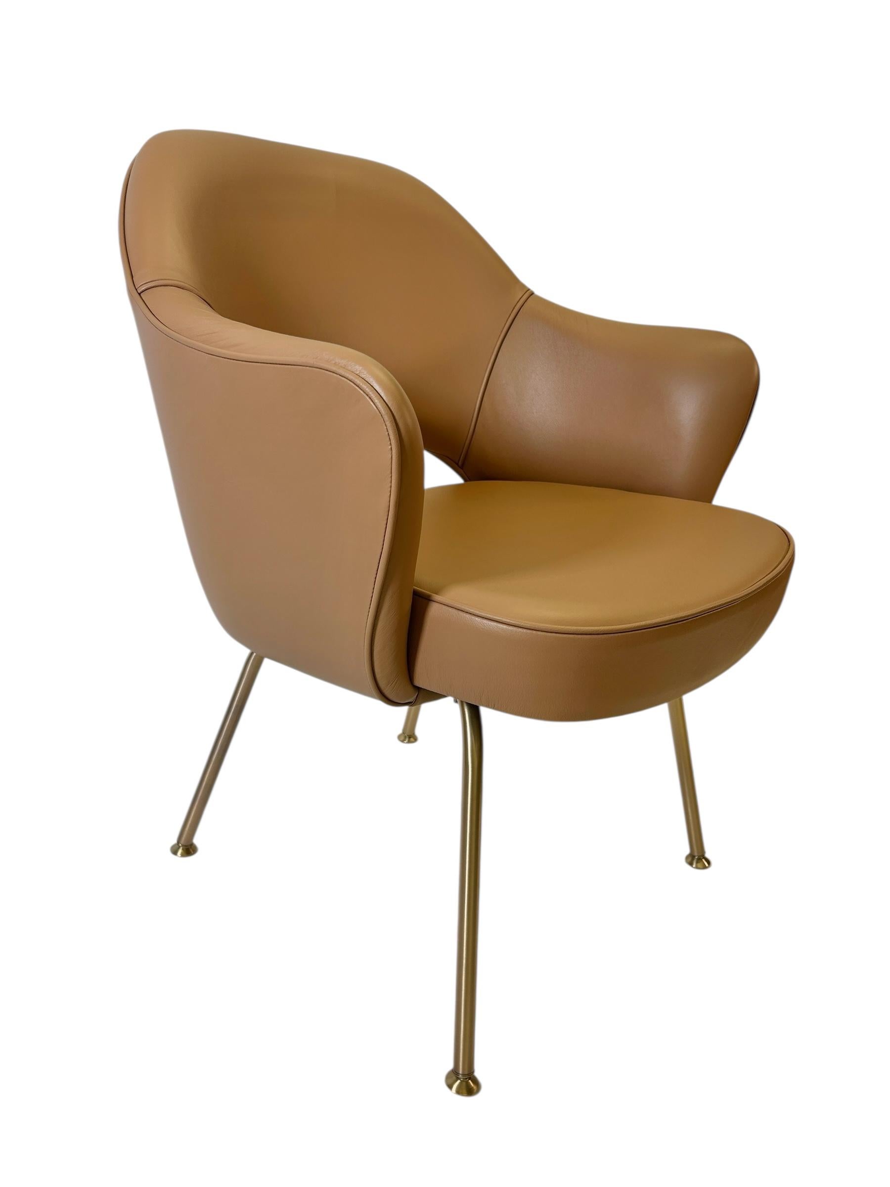 Mid-Century moderno Set di 6 poltrone direzionali Saarinen in pelle italiana abbronzata con gambe tubolari dorate in vendita