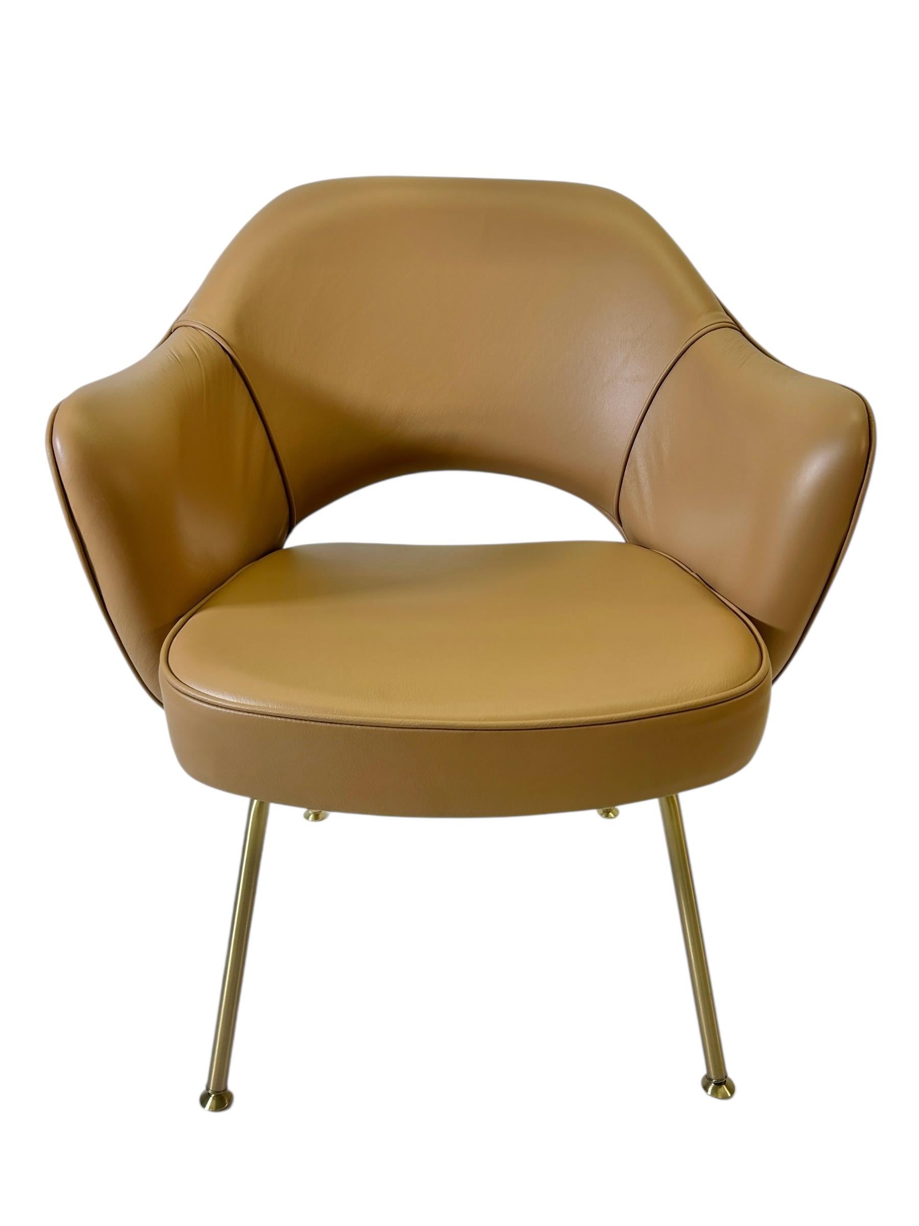 Americano Set di 6 poltrone direzionali Saarinen in pelle italiana abbronzata con gambe tubolari dorate in vendita