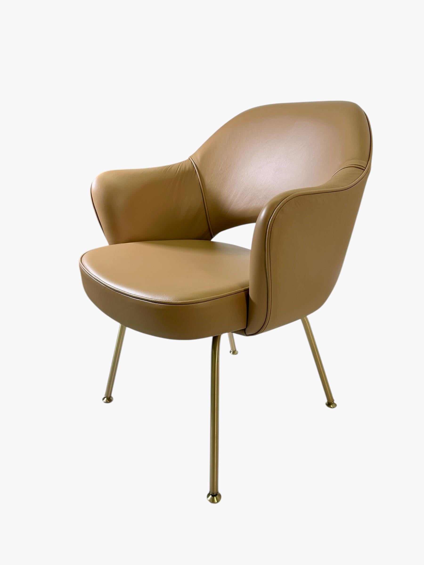 Fatto a mano Set di 6 poltrone direzionali Saarinen in pelle italiana abbronzata con gambe tubolari dorate in vendita