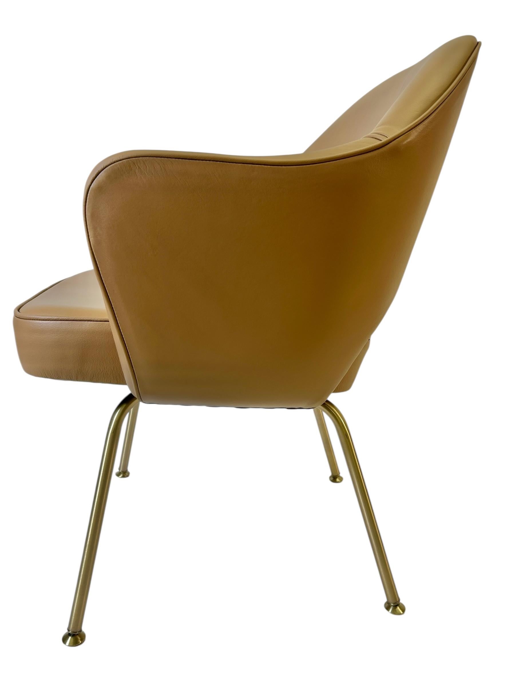 XXI secolo e contemporaneo Set di 6 poltrone direzionali Saarinen in pelle italiana abbronzata con gambe tubolari dorate in vendita