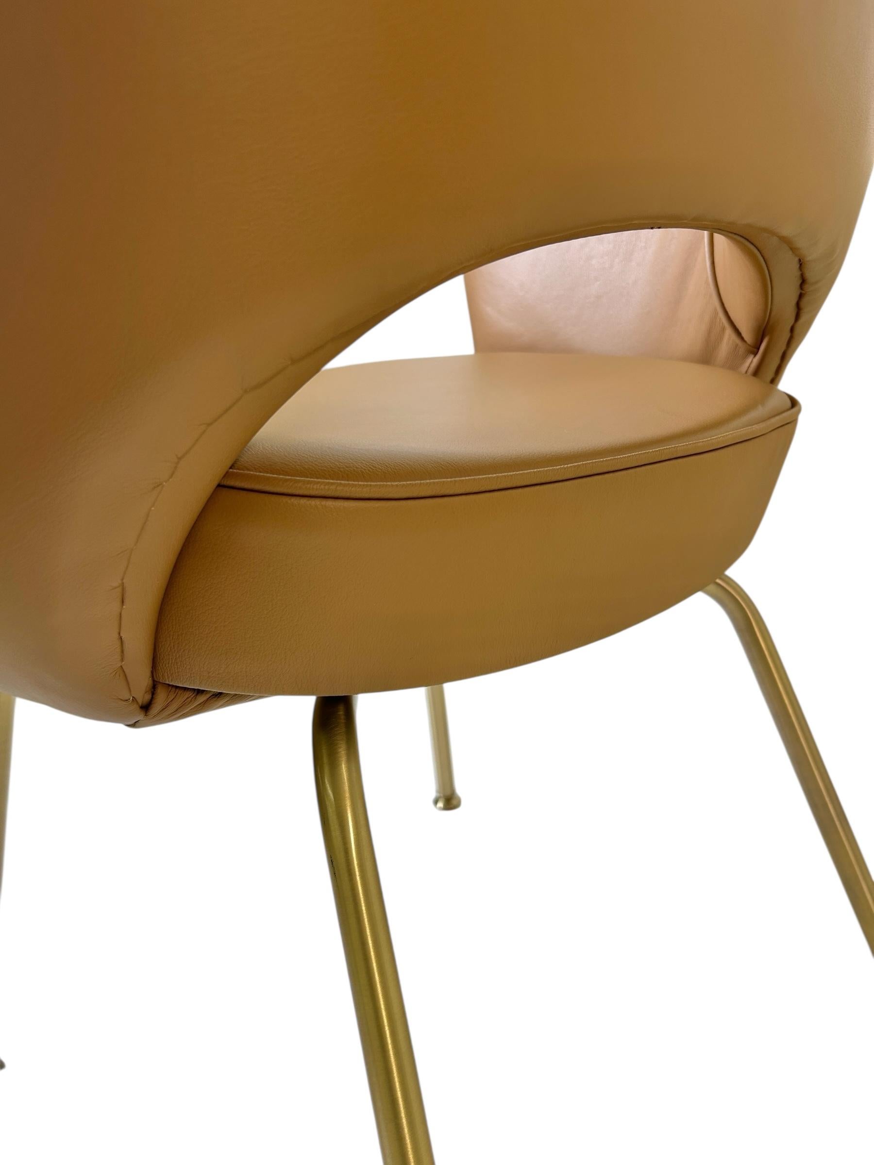 Pelle Set di 6 poltrone direzionali Saarinen in pelle italiana abbronzata con gambe tubolari dorate in vendita