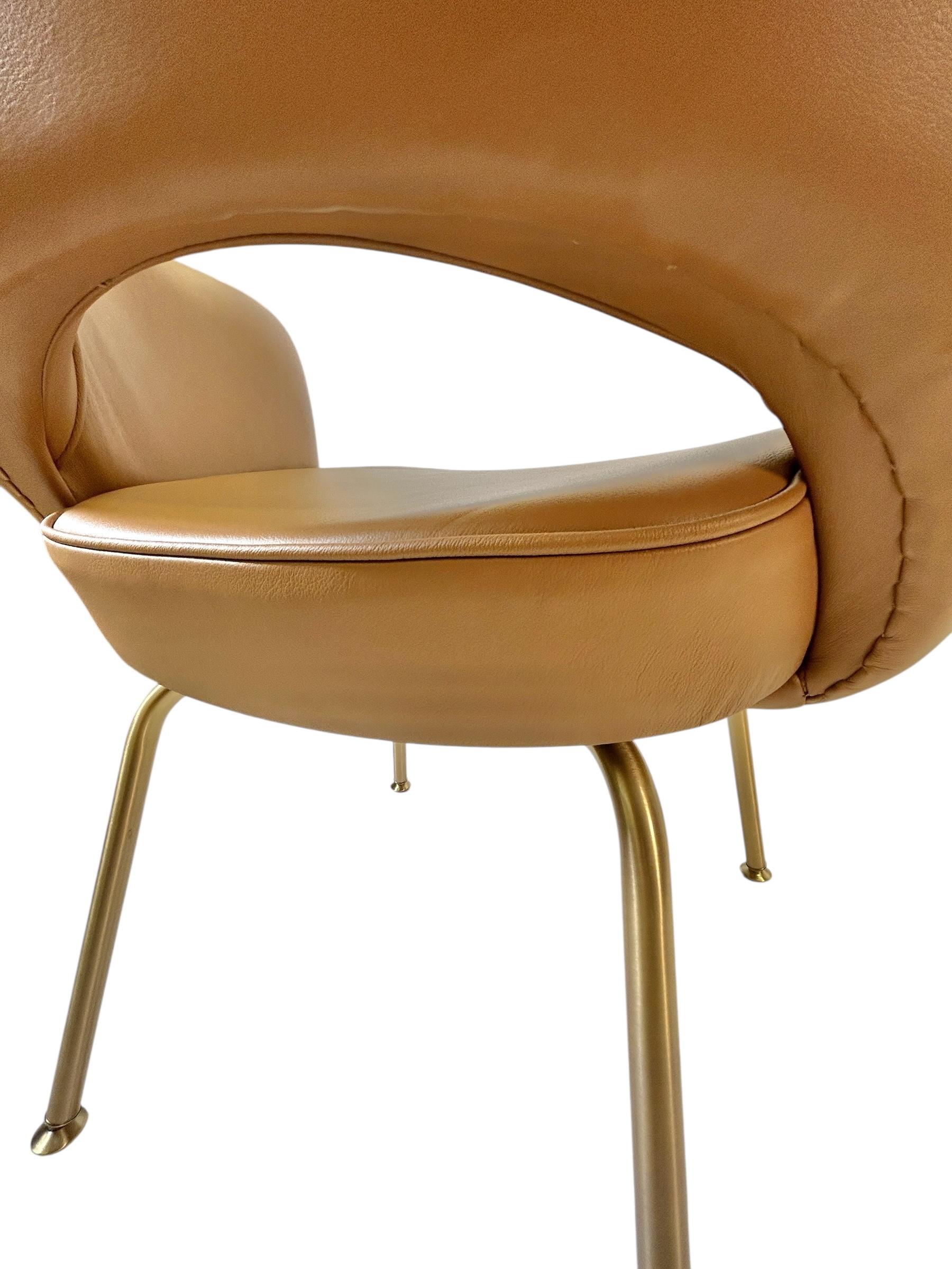 Set di 6 poltrone direzionali Saarinen in pelle italiana abbronzata con gambe tubolari dorate in vendita 1