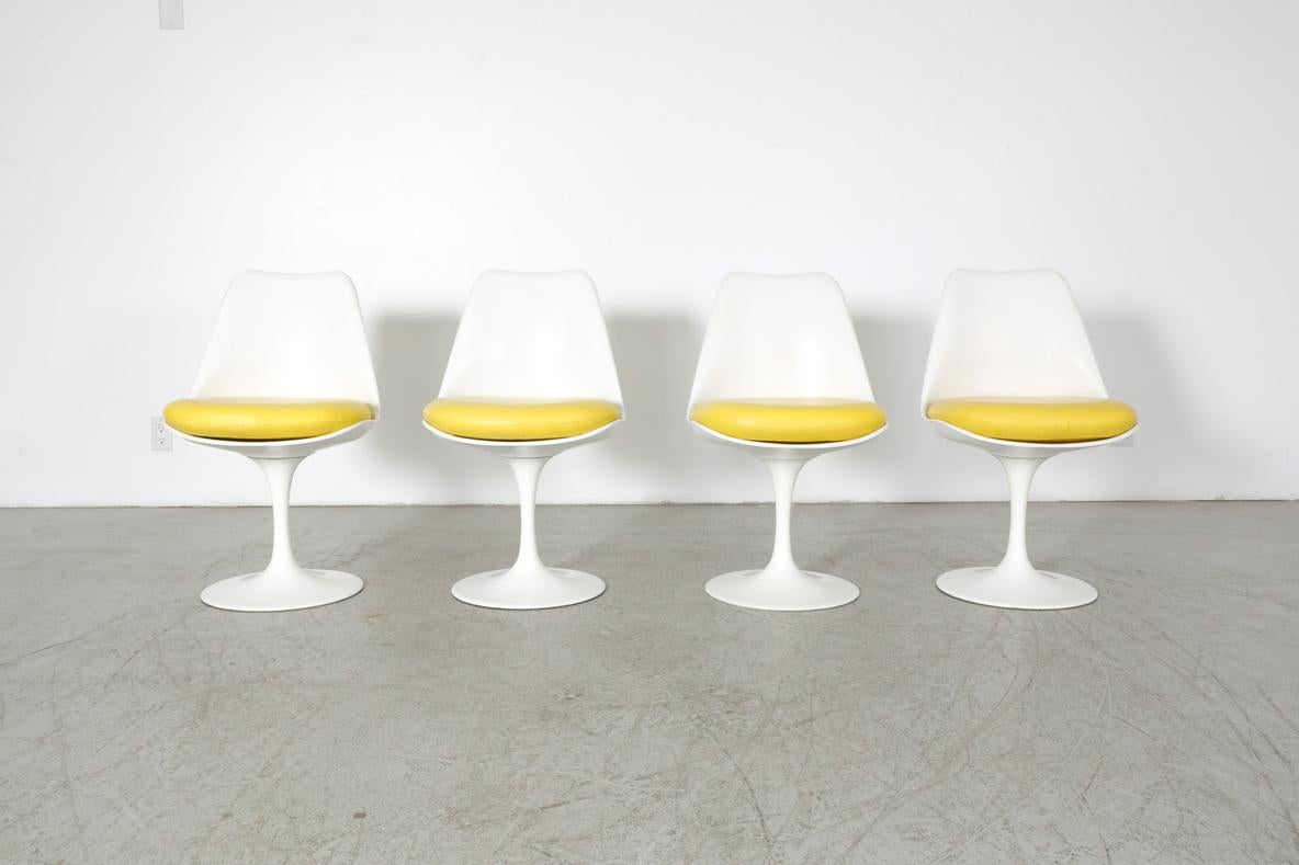 Set di 6 sedie da pranzo in stile Saarinen di Pastoe. Le sedie hanno una struttura in acrilico con cuscini imbottiti gialli più recenti e una base a piedistallo smaltata di bianco. Riparazioni precedenti alle conchiglie. In condizioni originali, con