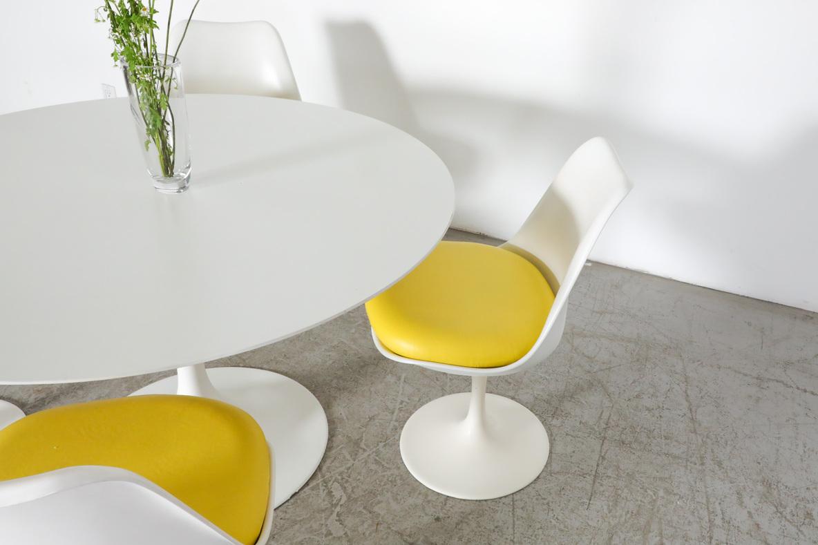 XX secolo Set di 6 sedie da pranzo o da cocktail in stile Saarinen con base a piedistallo di Pastoe in vendita
