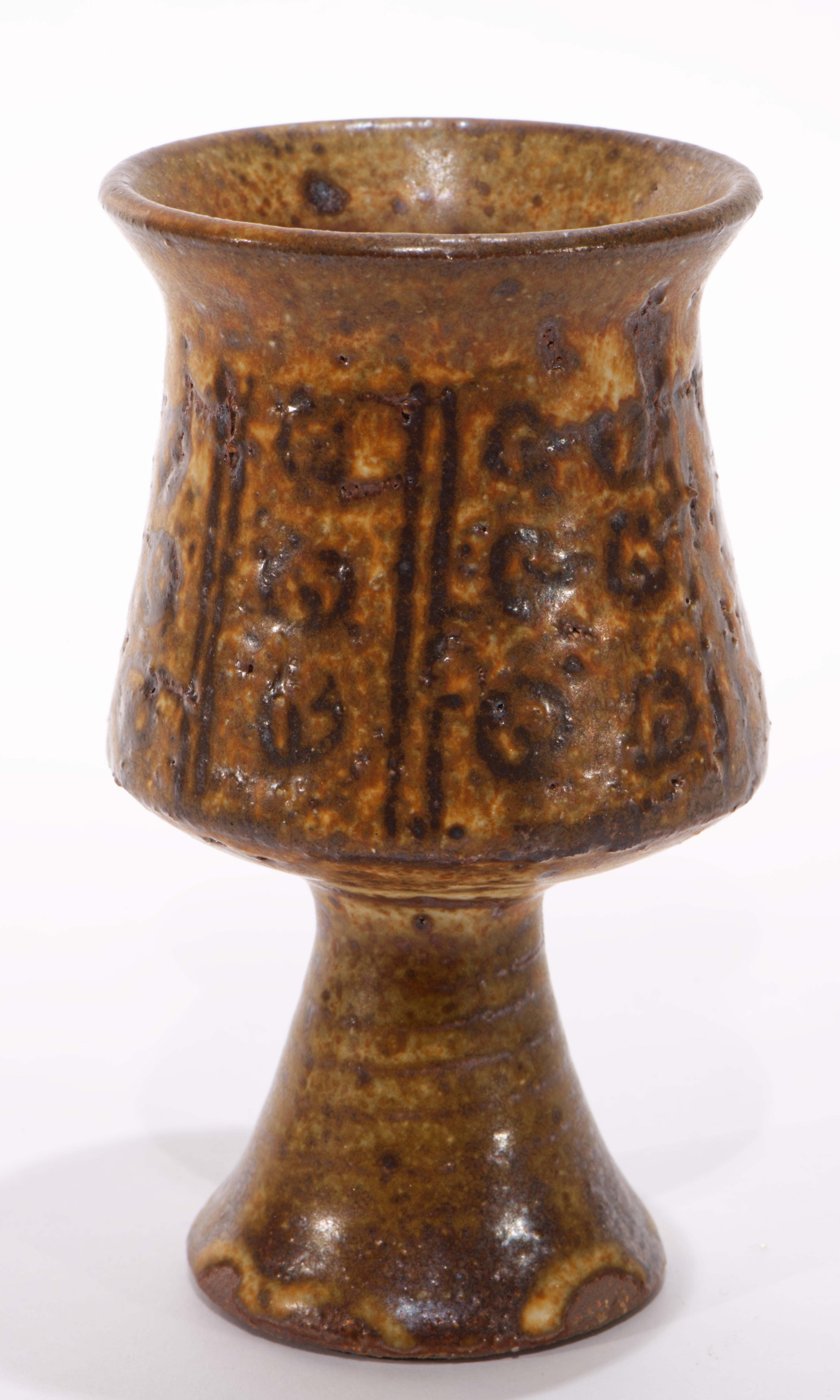 Cet ensemble vintage de 6 tasses, verres ou récipients à pied présente un corps tourné à la main avec un pied distinct et sculptural, une tasse effilée et un bord évasé. Les verres sont décorés de motifs graphiques abstraits peints à la main sur