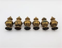 Satz von 6 geborgenen architektonischen Möbel- oder Vorhangstangen-Finials aus antikem Messing