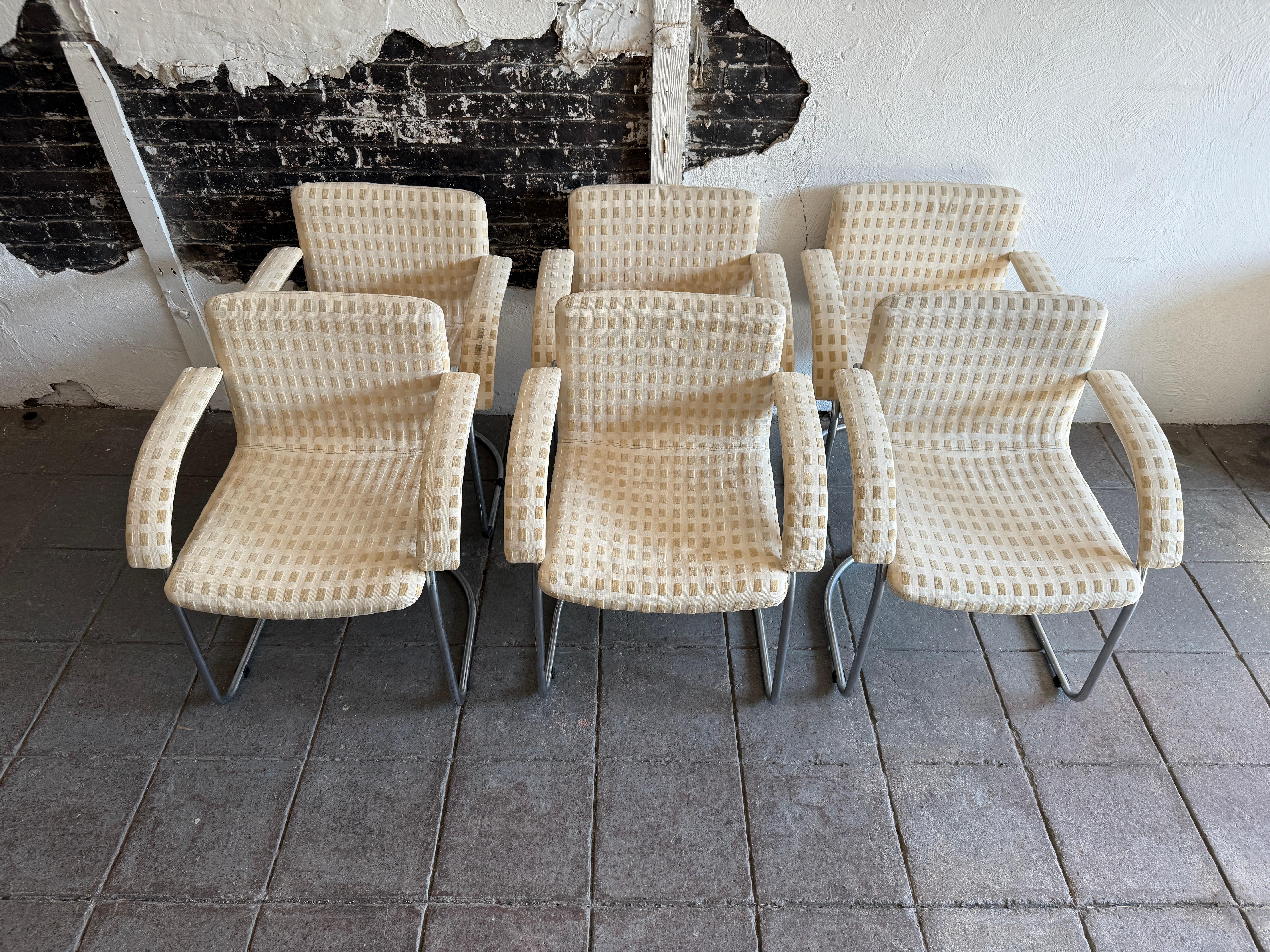 Juego postmoderno de (6) sillas de comedor Saporiti italia con bases tubulares cromadas en voladizo y tapicería original. con la etiqueta Saporiti italia debajo. La tapicería es original y presenta signos de uso se recomienda limpiarla o