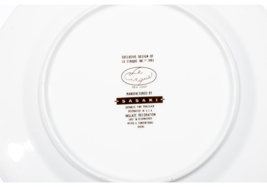 Juego de seis platos de ensalada o almuerzo de porcelana de Sasaki Japan para Le Cirque. Los platos están decorados con escenas de monos recogiendo fruta a lo largo de bordes de un verde vibrante.

Estas placas se utilizaron en los siguientes