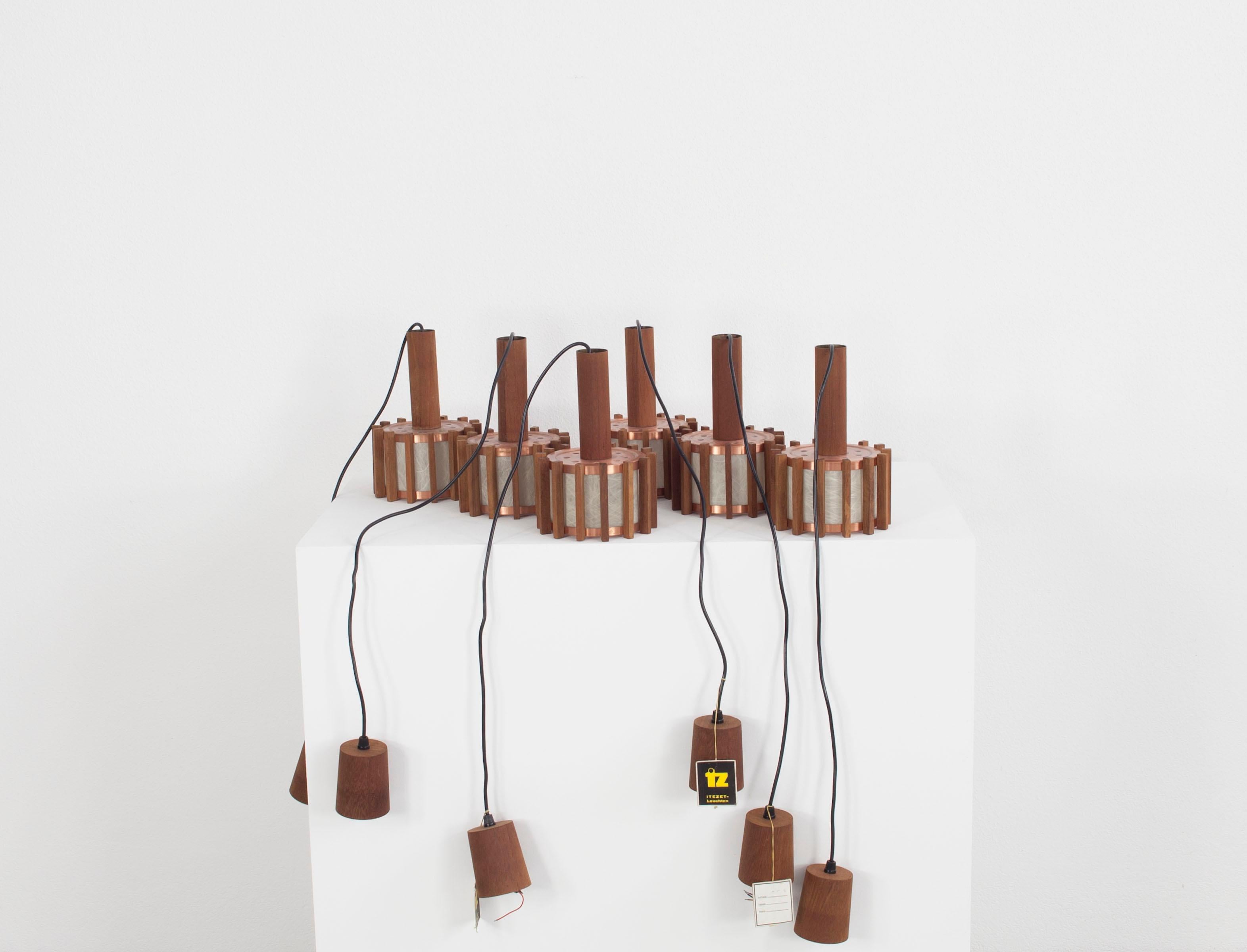 Mid-Century moderno Set di 6 lampade da soffitto scandinave di metà secolo in teak e rame in vendita