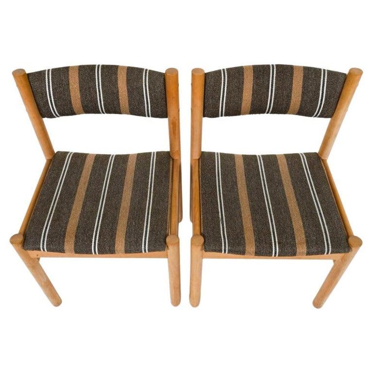 Set di 6 sedie da pranzo moderne scandinave in betulla. Set di 6 sedie da pranzo scandinave in betulla massiccia con cuscini imbottiti a righe marroni. Un design fantastico e una forma perfetta per qualsiasi sala da pranzo dal design scandinavo.