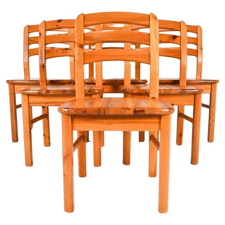Set di 6 sedie da pranzo moderne scandinave in pino scolpito Svezia Nello stile di Rainer Daumiller. Set di 6 sedie da pranzo svedesi in pino massiccio dal design scolpito, ideali per qualsiasi sala da pranzo dal design scandinavo.
Realizzato in
