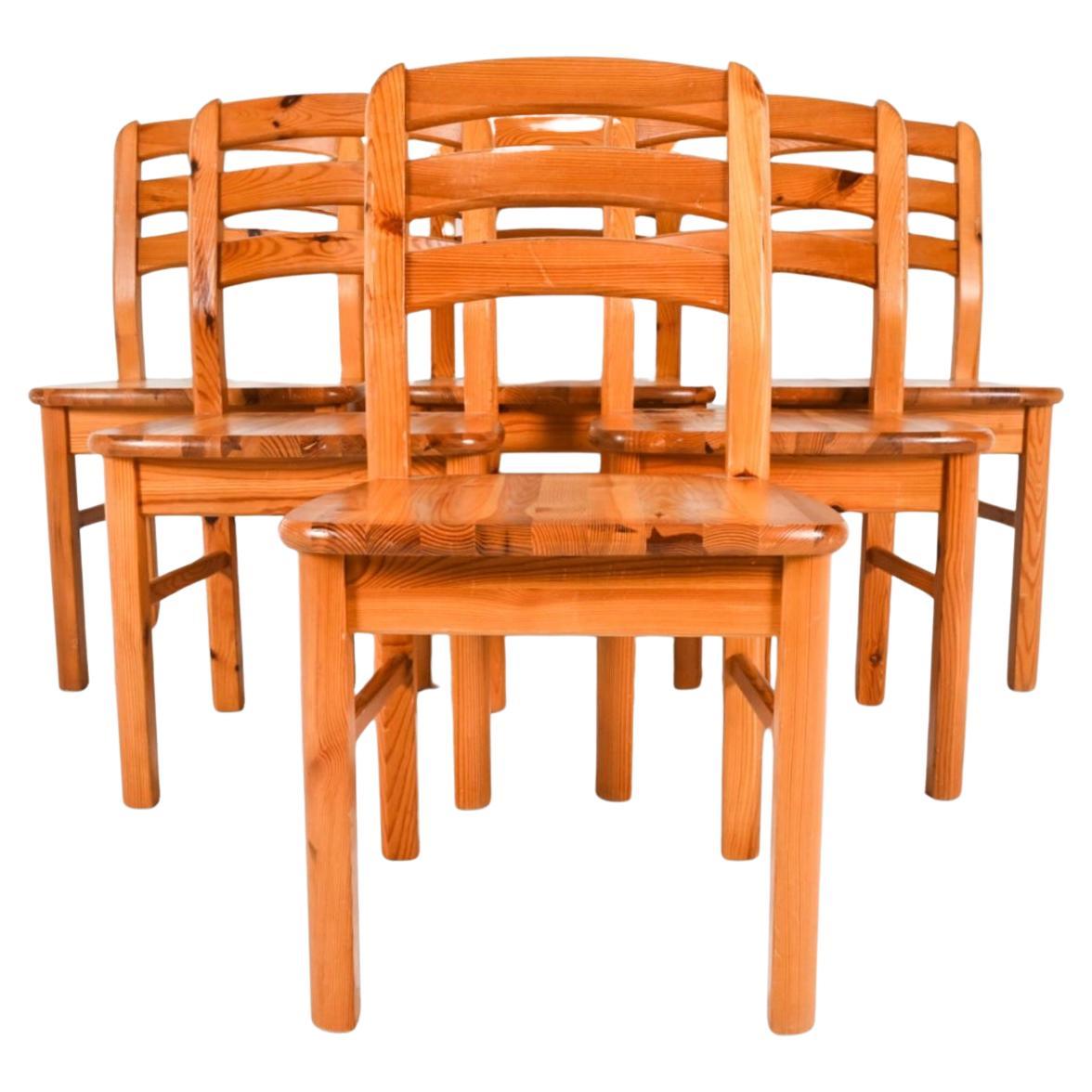 Lot de 6 chaises de salle à manger modernes scandinaves en pin sculpté Suède Dans le style de Rainer Daumiller. Chaises de salle à manger suédoises en pin massif assorties à un ensemble de (6) chaises au design sculpté pour toute salle à manger au