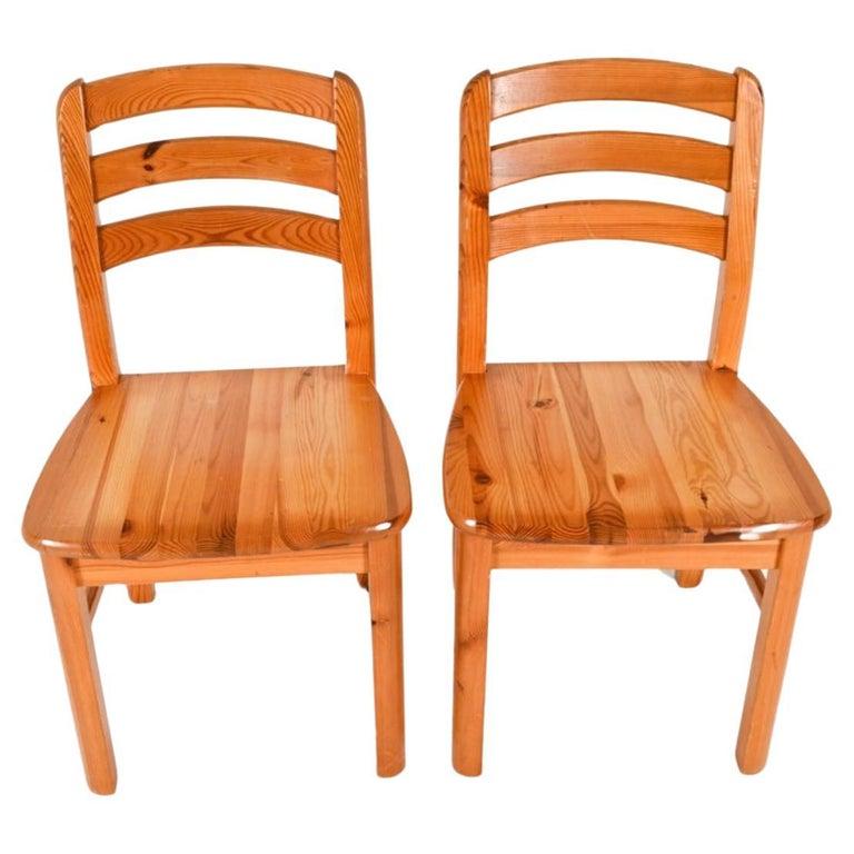 Svedese Set di 6 sedie da pranzo moderne scandinave in pino scolpito Svezia in vendita