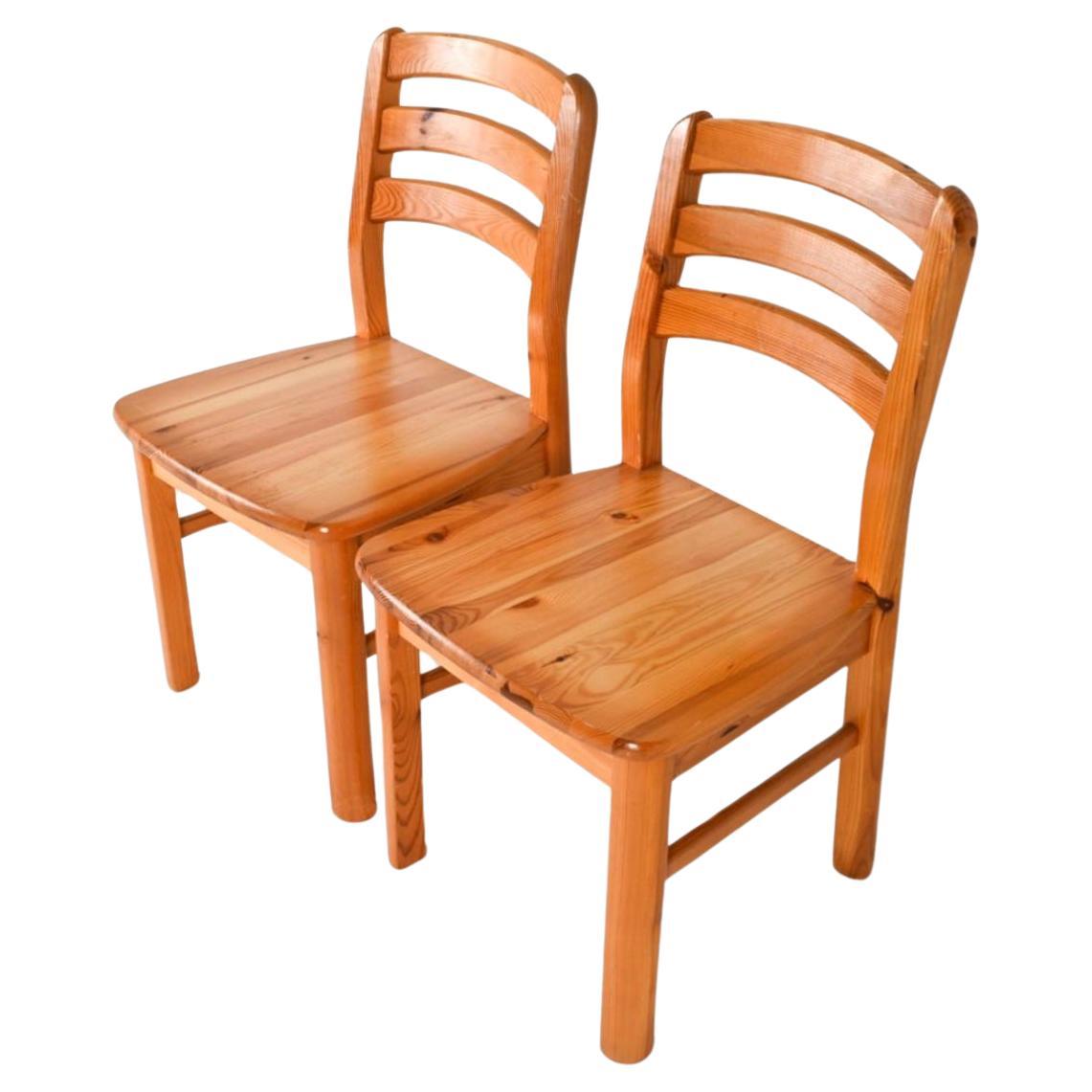 Travail du bois Ensemble de 6 chaises de salle à manger scandinaves modernes sculptées en pin, Suède en vente