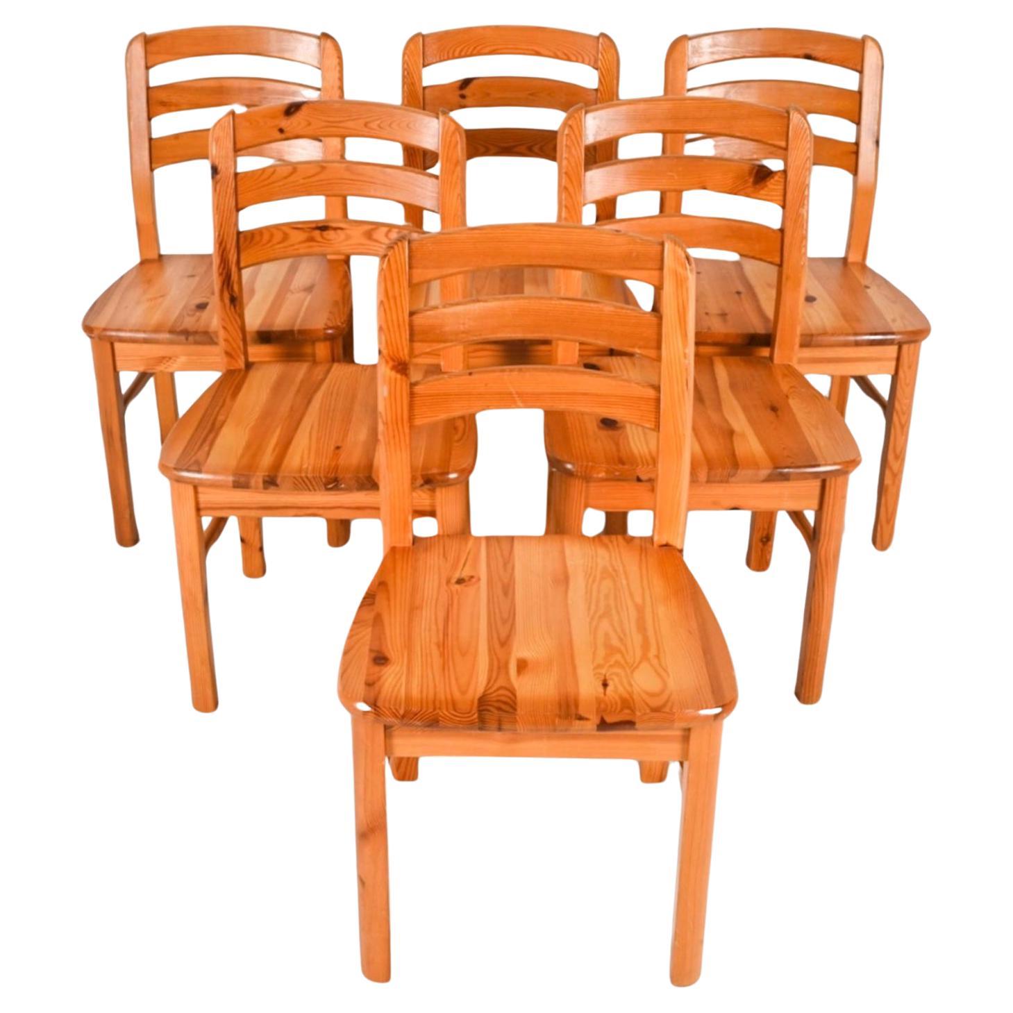 Ensemble de 6 chaises de salle à manger scandinaves modernes sculptées en pin, Suède en vente