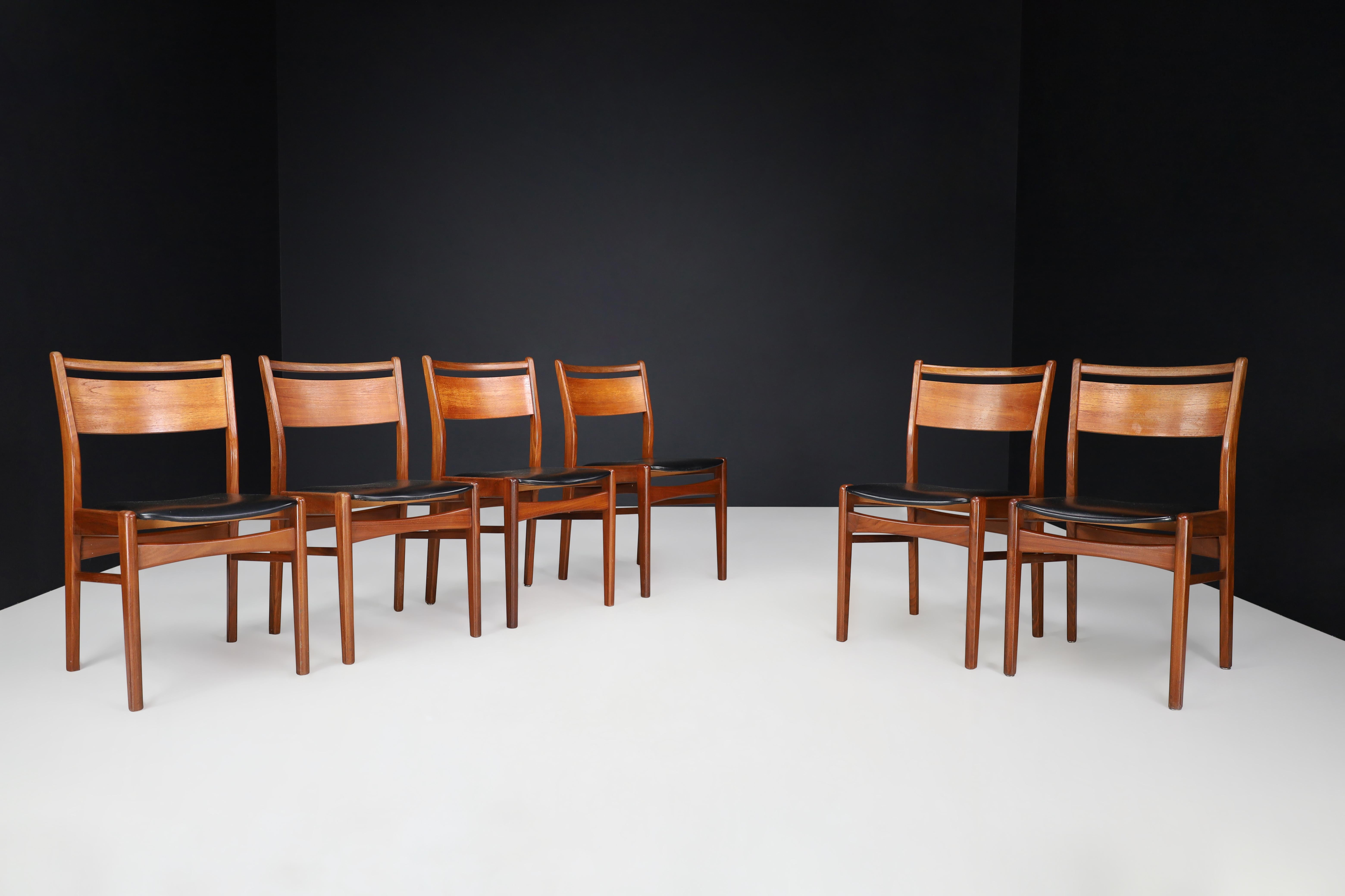 Ensemble de 6 chaises de salle à manger The Modern Scandinavian en teck et cuir, Danemark, années 1960

Un ensemble de six chaises de salle à manger The Modern Scandinavian du Danemark, datant des années 1960, d'une grande beauté. Ces chaises, qui